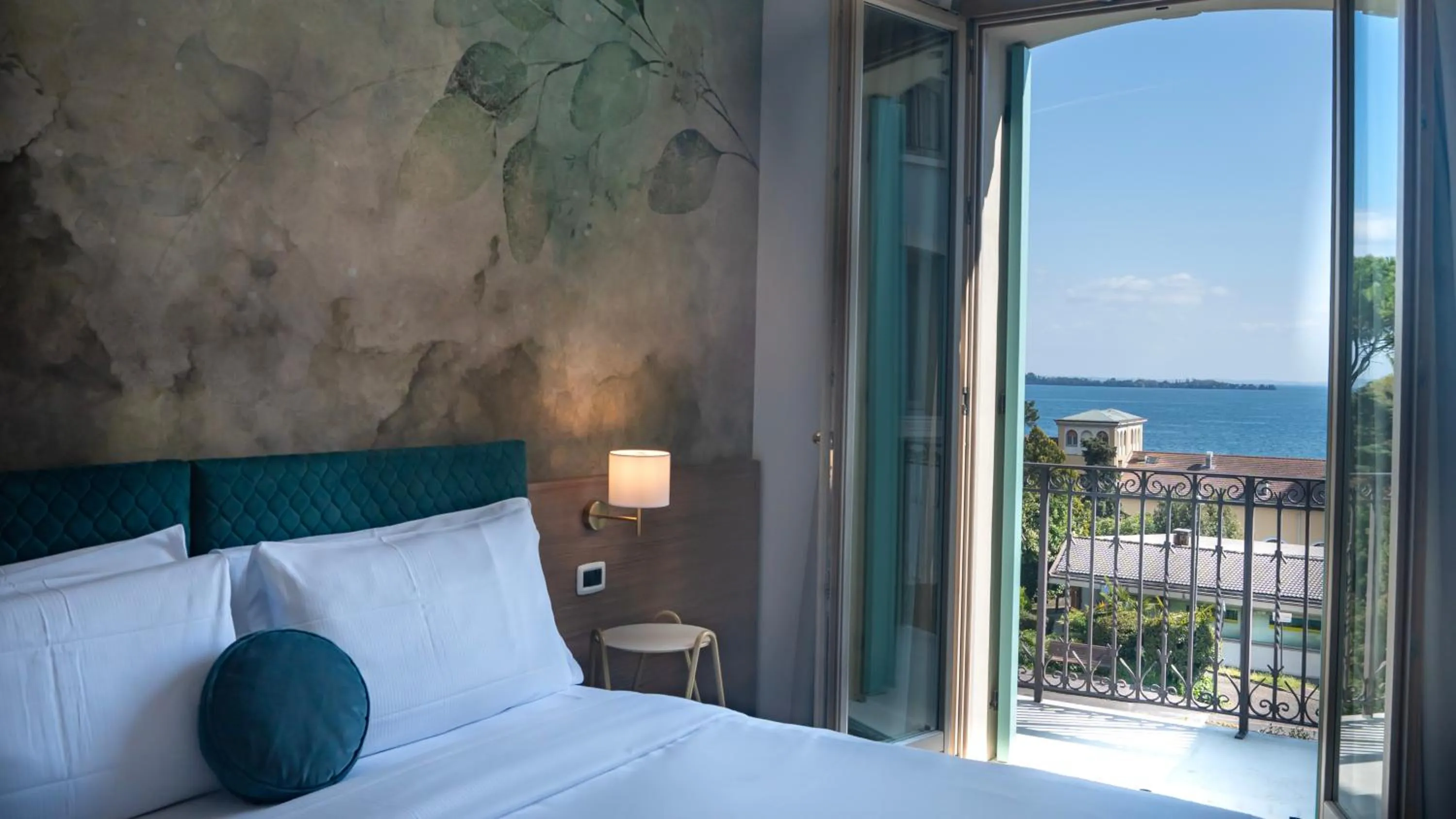 Balcony/Terrace, Bed in Gardone Palace Hotel