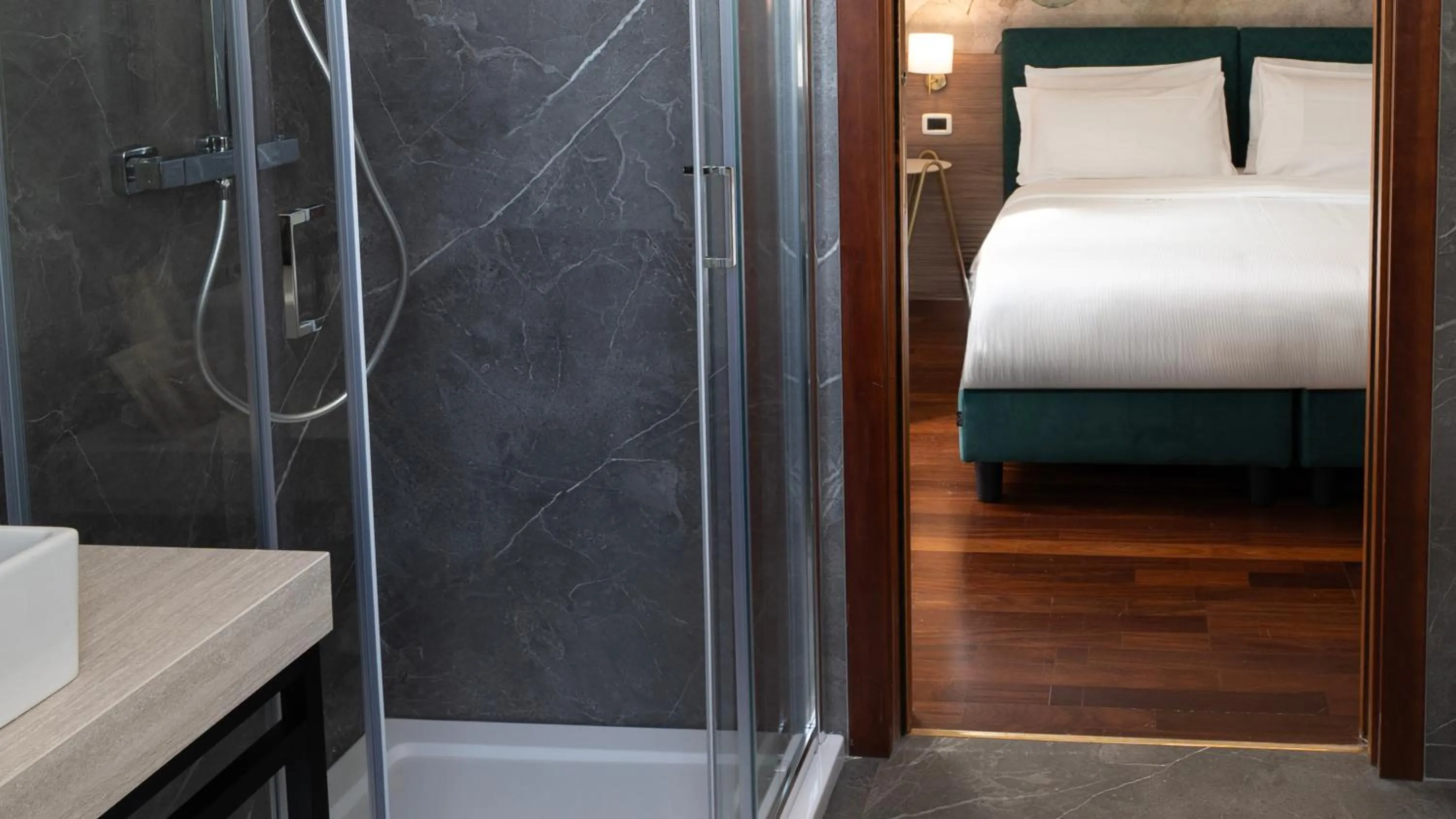 Bathroom, Bed in Gardone Palace Hotel