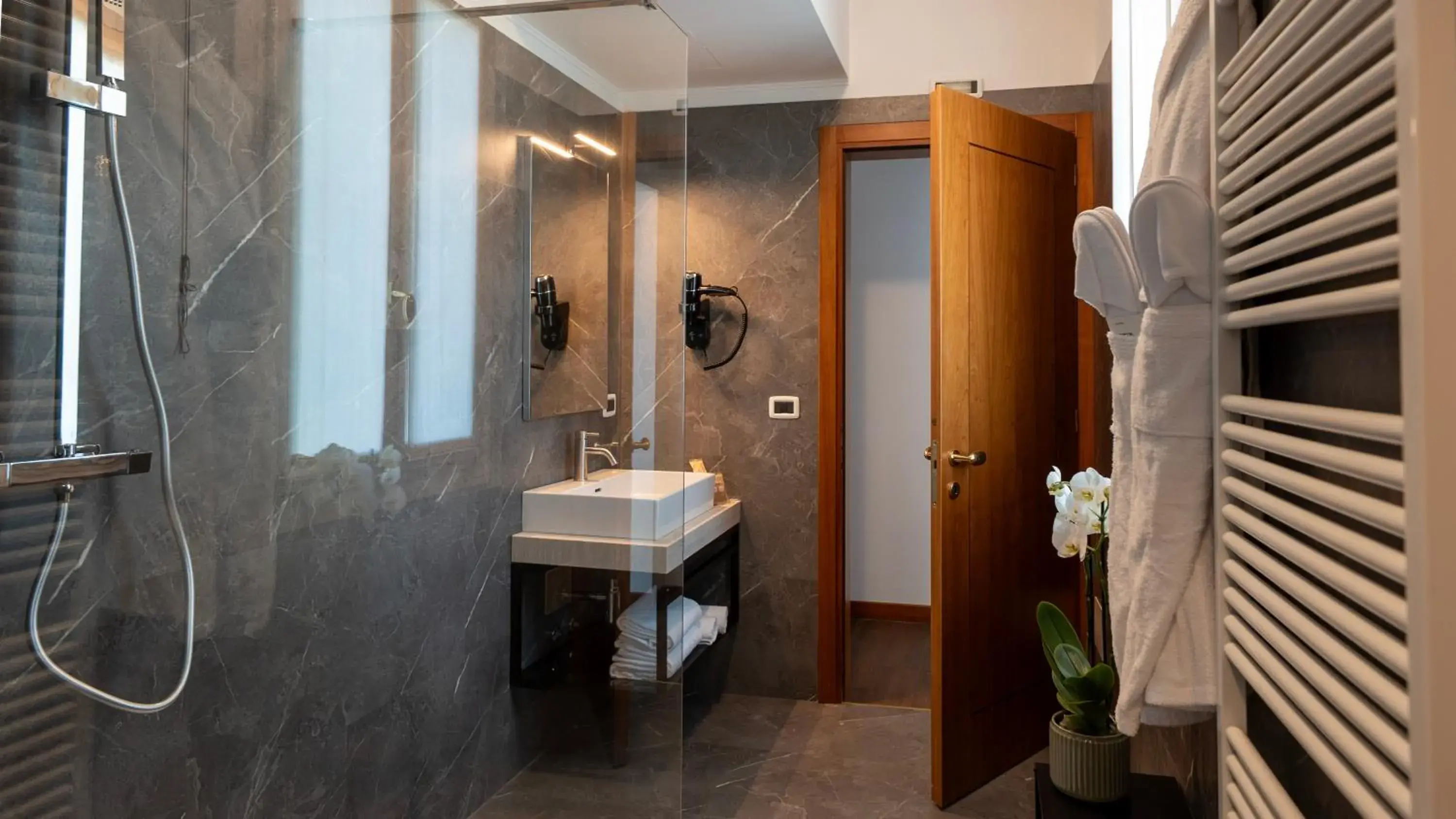 Deluxe Double Room with Balcony in Gardone Palace Hotel Deluxe Double Room with Balcony in Gardone Palace Hotel