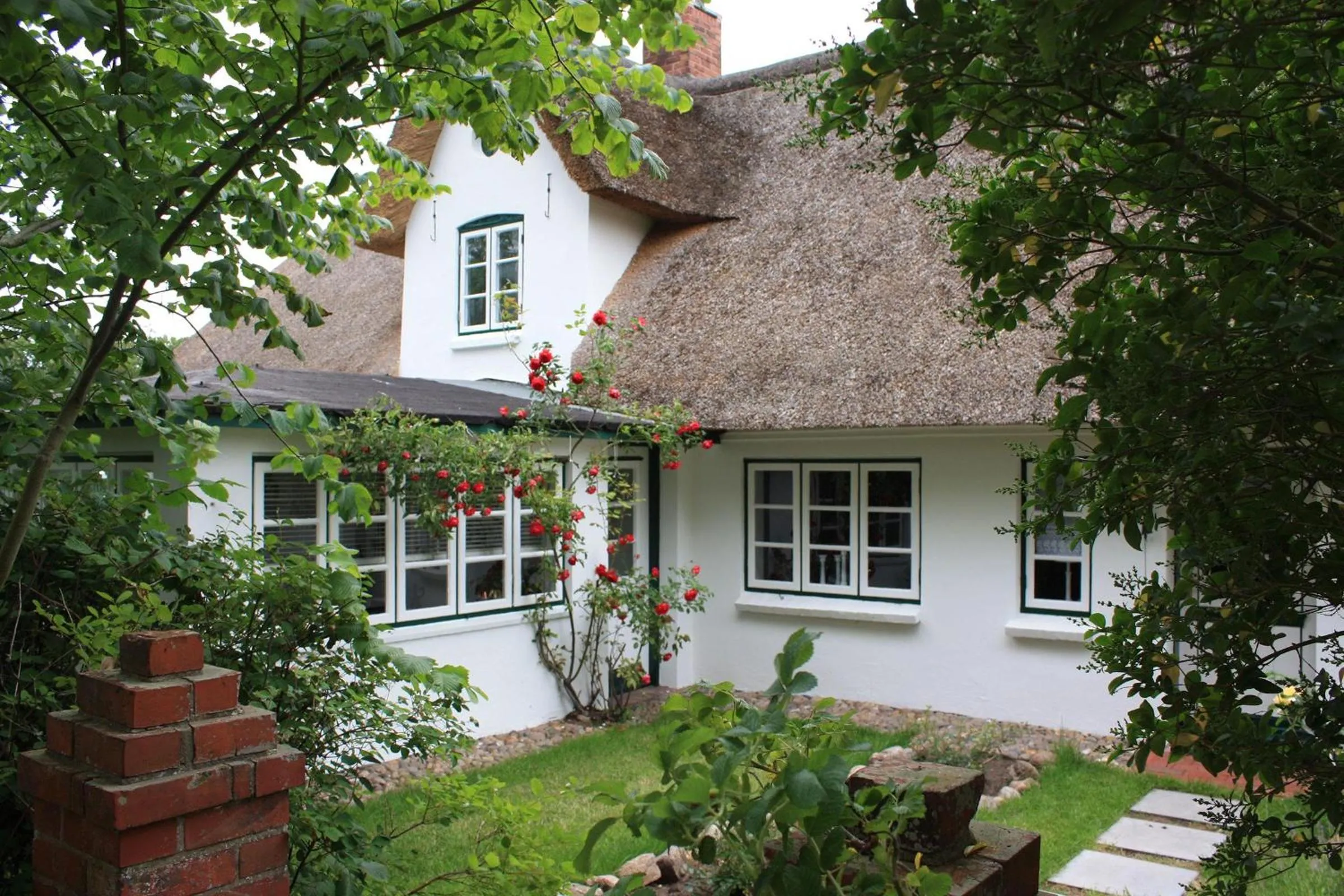Garden view in Friesenhaus Amrum Friesenhaushälfte *Hommelkasche*