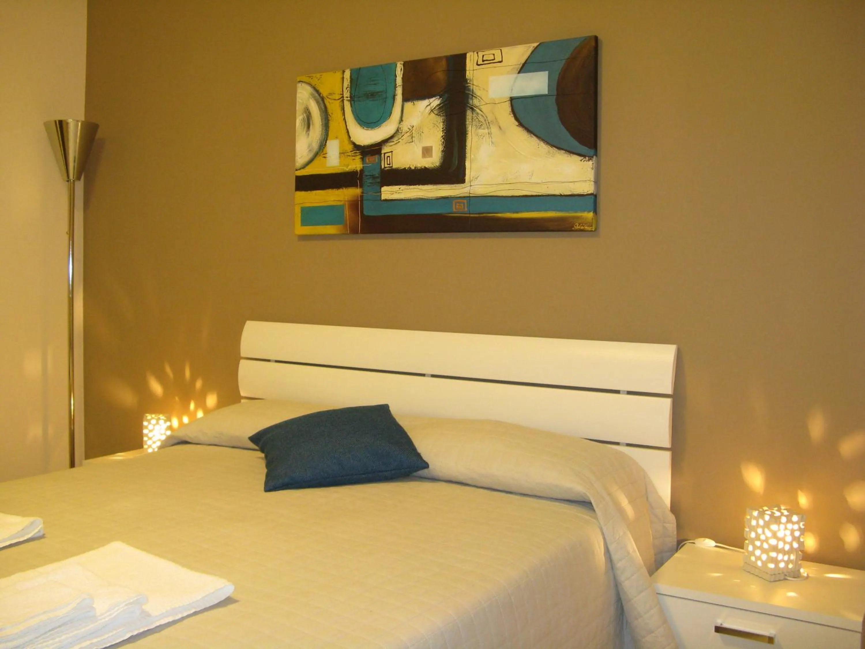 Photo of the whole room, Bed in B&B Li Figuli