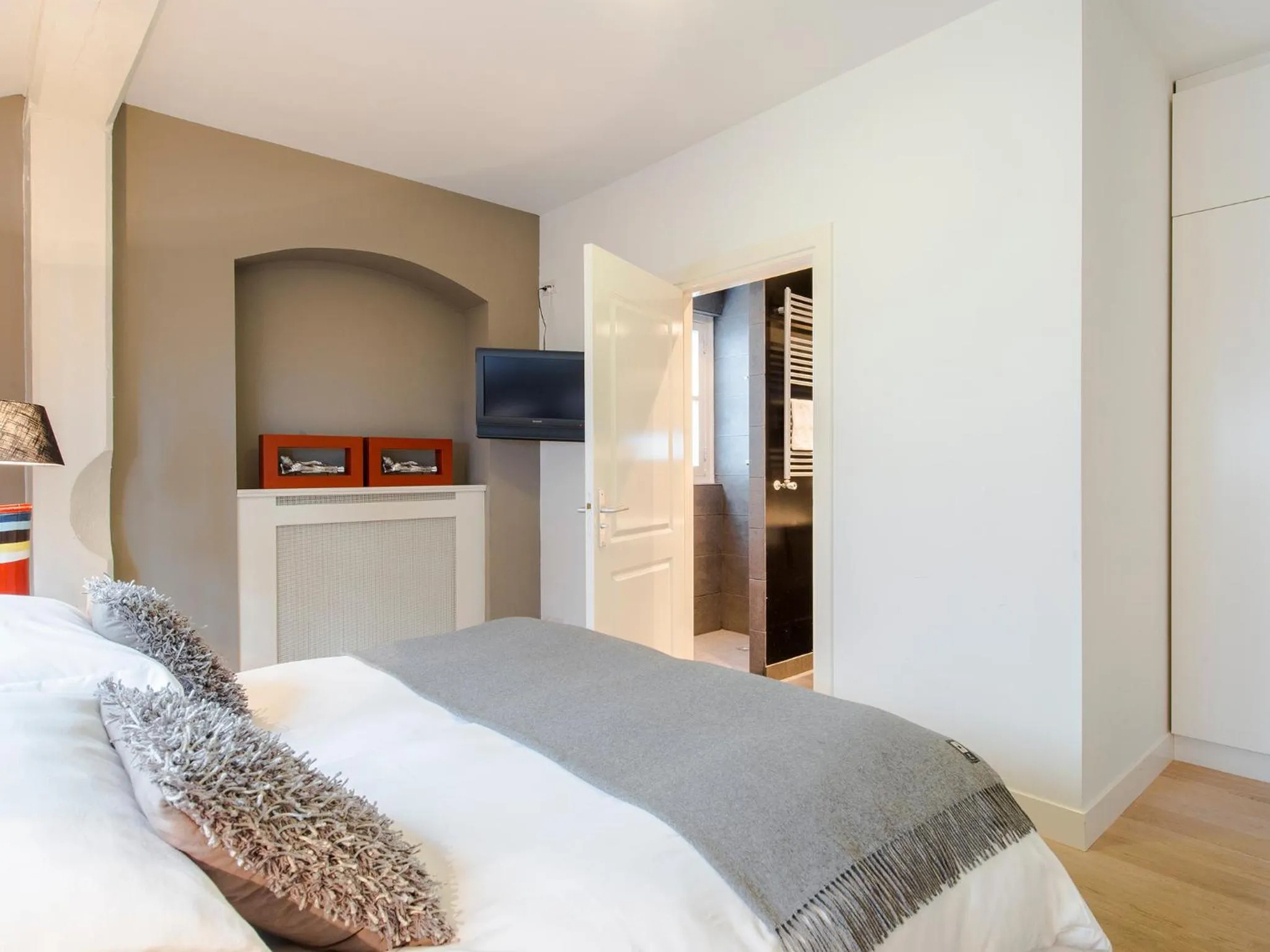 Bed in Palm Apartment Amsterdam