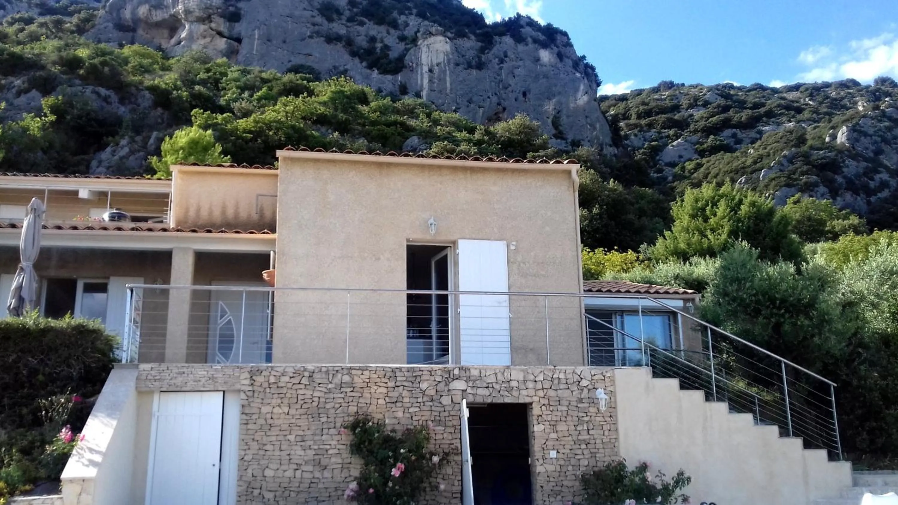 Facade/entrance in B&B L'ESCALADE en Lubéron