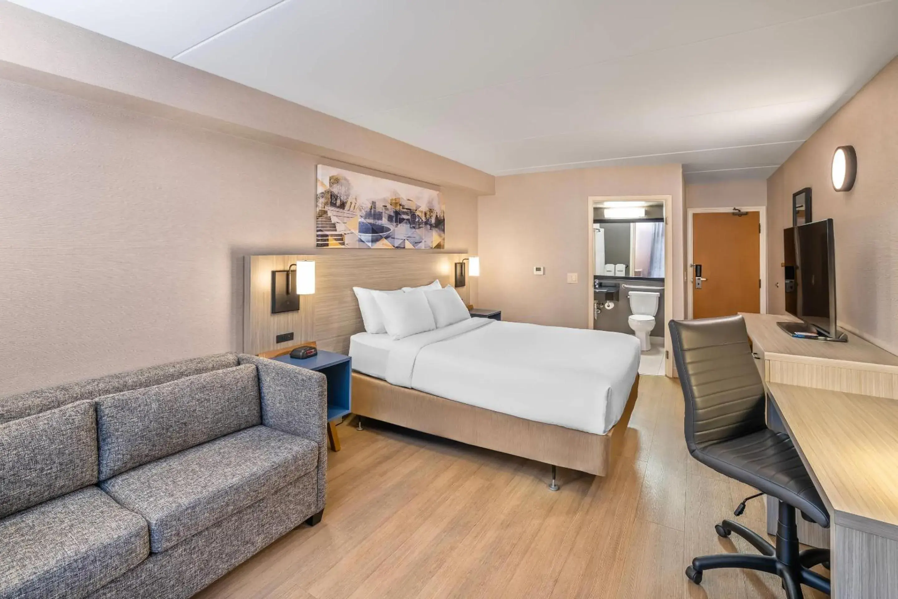 Bedroom, Bed in Comfort Inn East Bedroom, Bed in Comfort Inn East