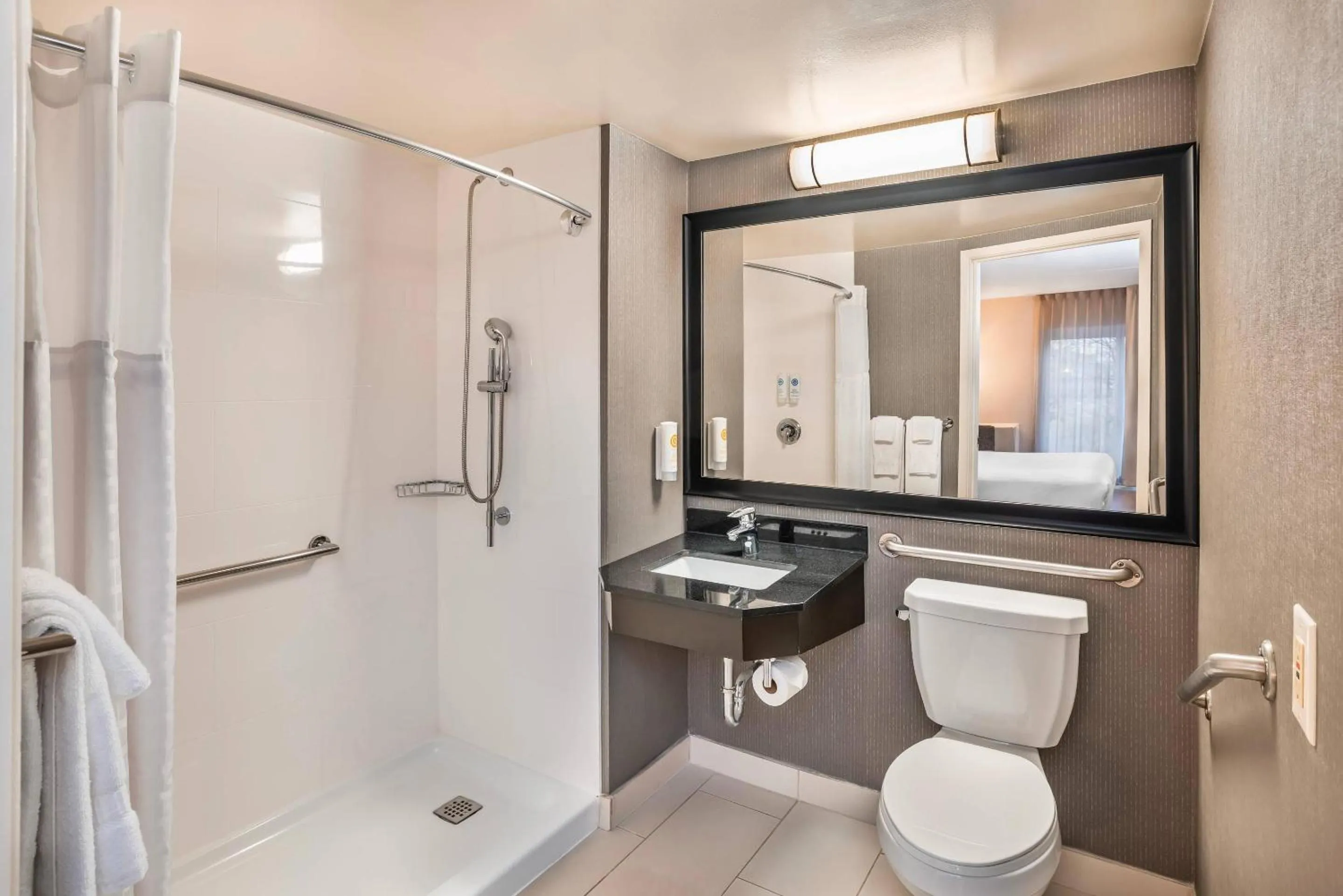 Bedroom in Comfort Inn East