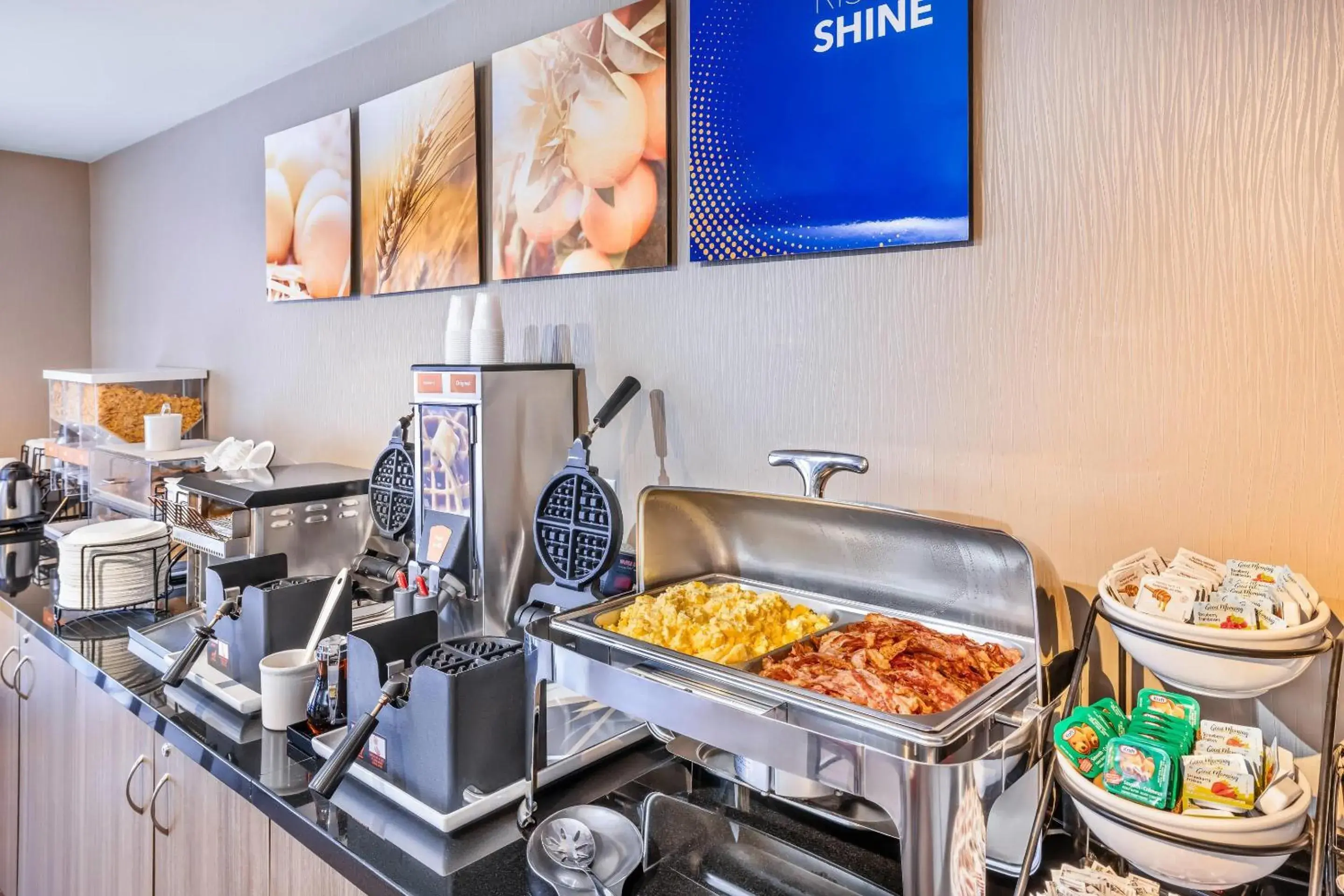 Breakfast in Comfort Inn East Breakfast in Comfort Inn East