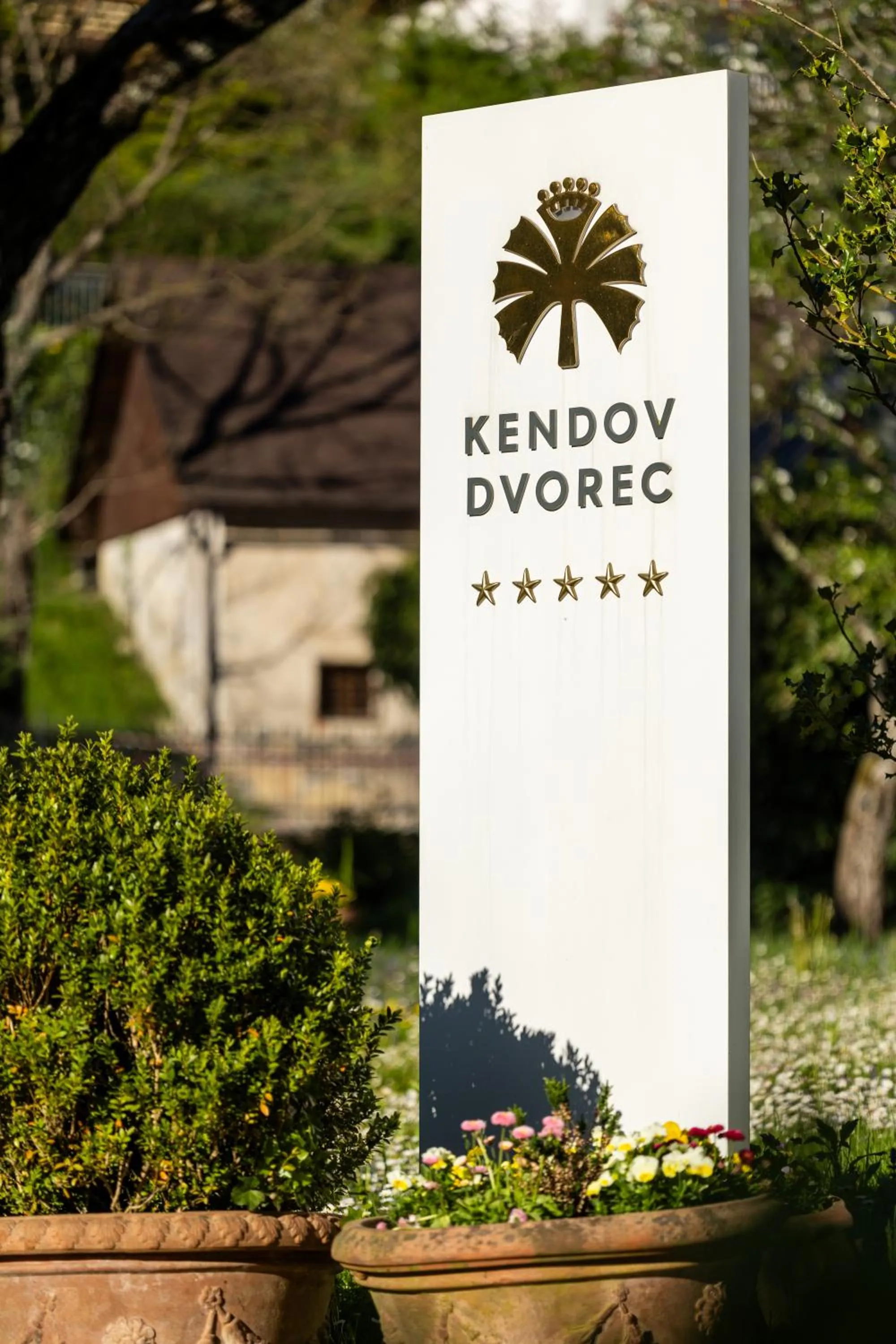 Property logo or sign in Kendov Dvorec