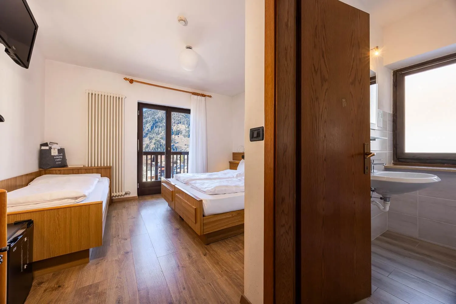 Bathroom, Bed in Phi Hotel Bellamonte