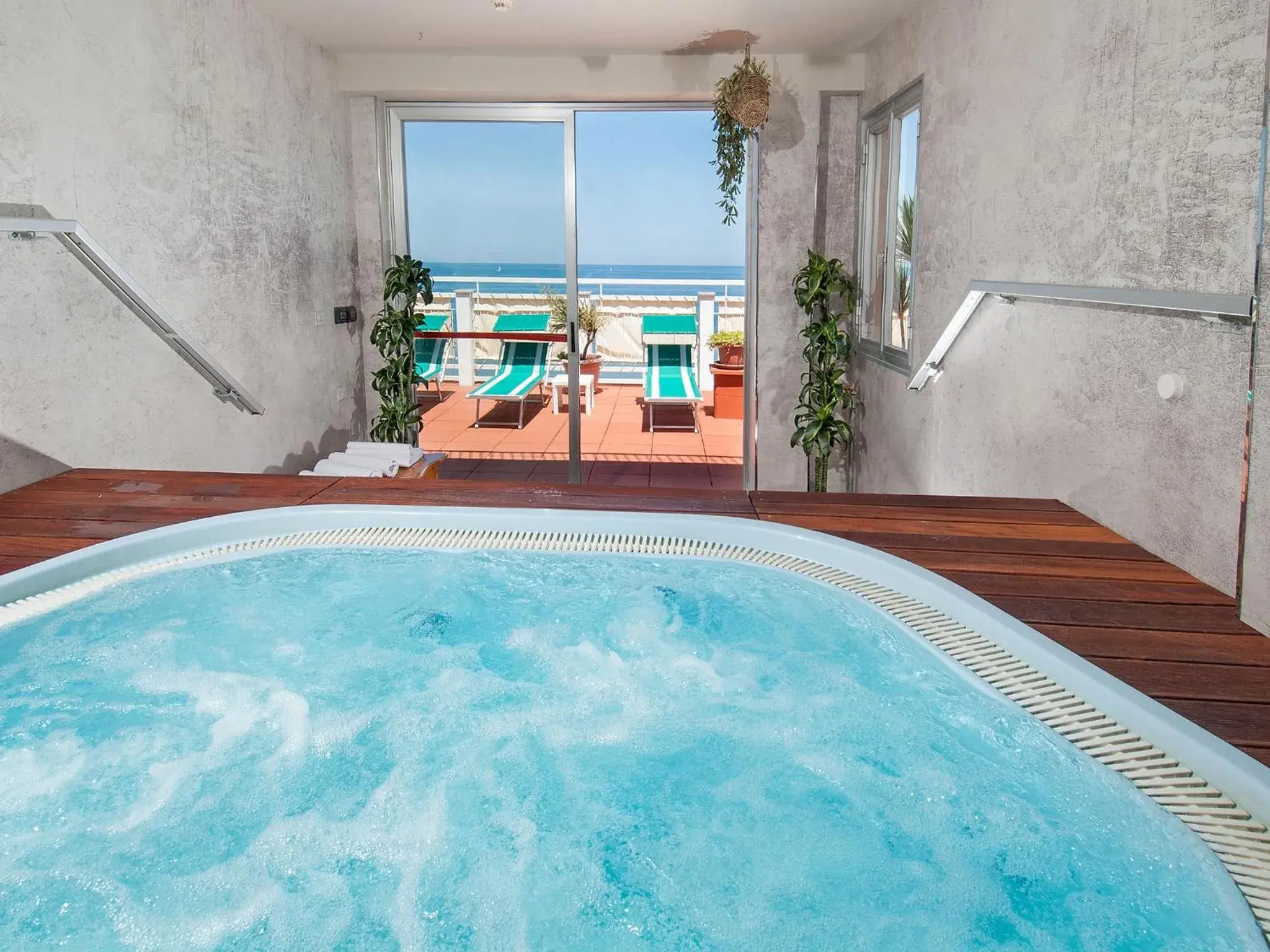 Swimming Pool in Hotel Napoleon