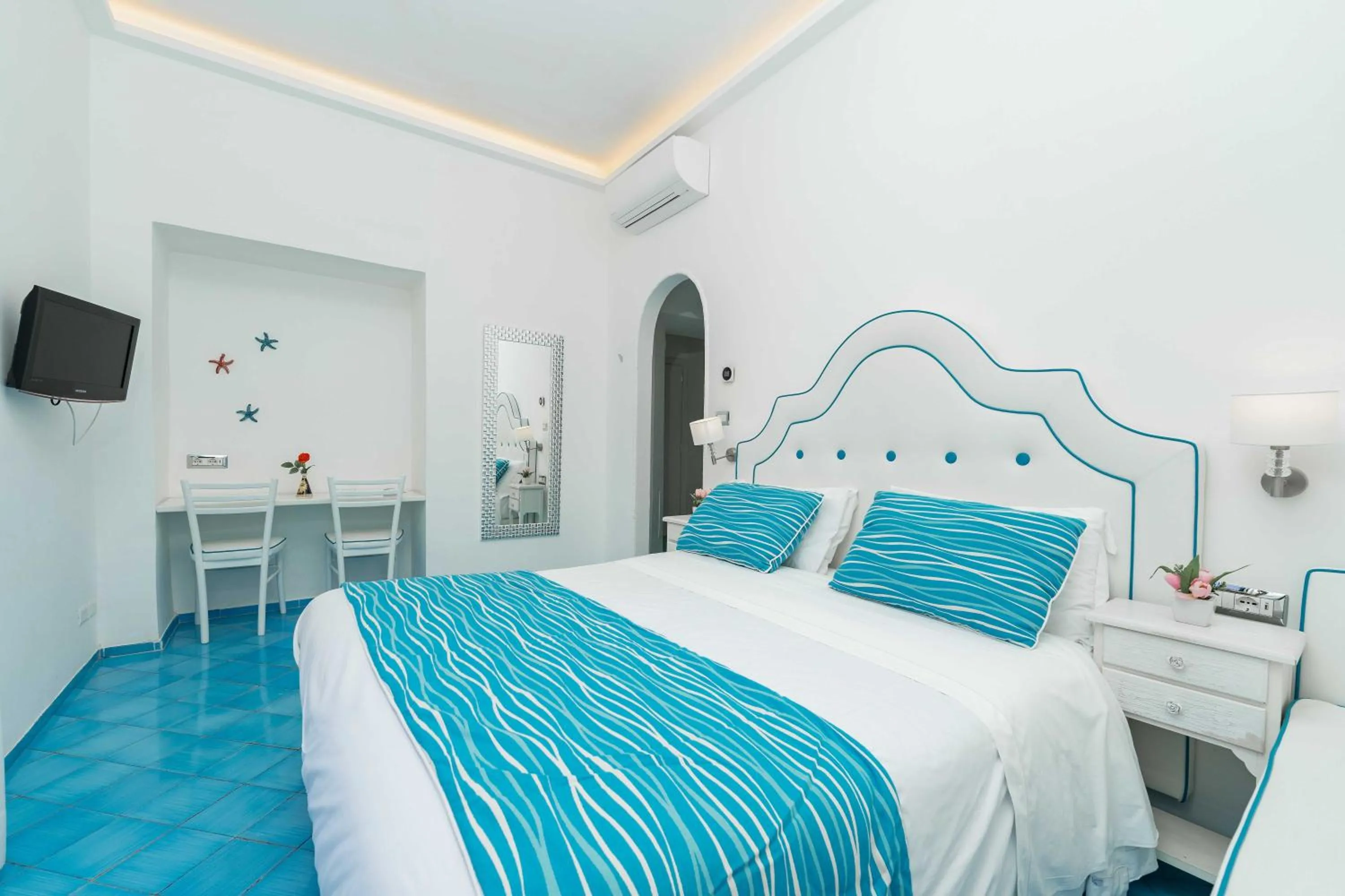 Photo of the whole room, Bed in Albergo S. Andrea