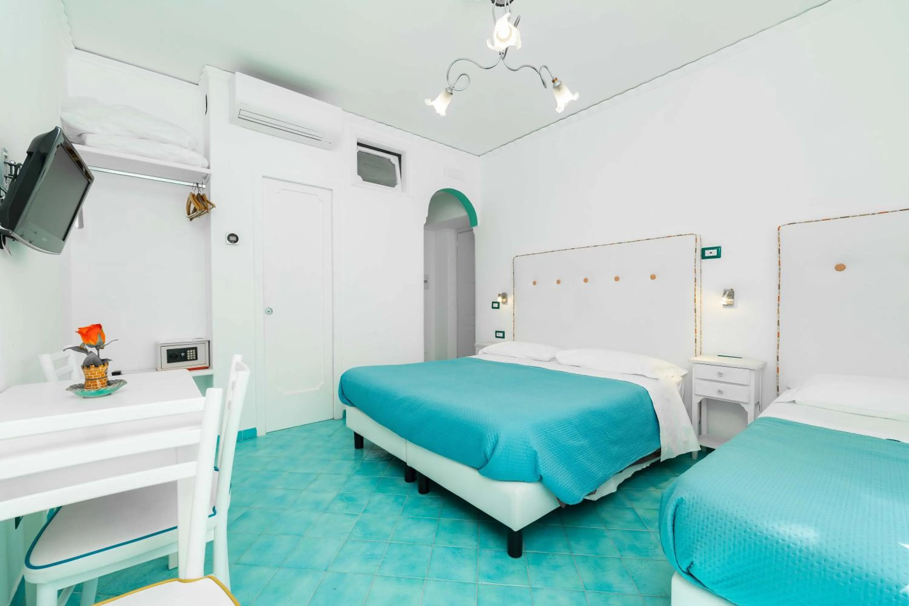 Photo of the whole room, Bed in Albergo S. Andrea