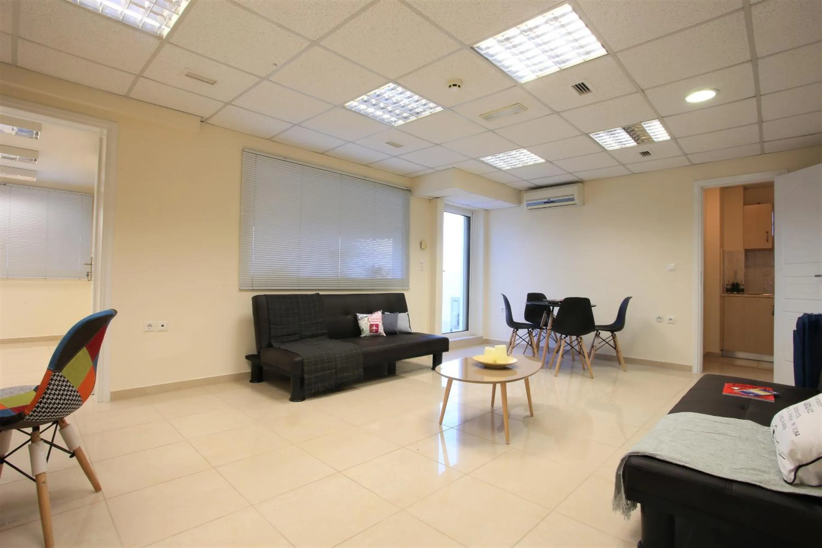 Living room in GK Airport Suites - Free Shuttle by GK Properties