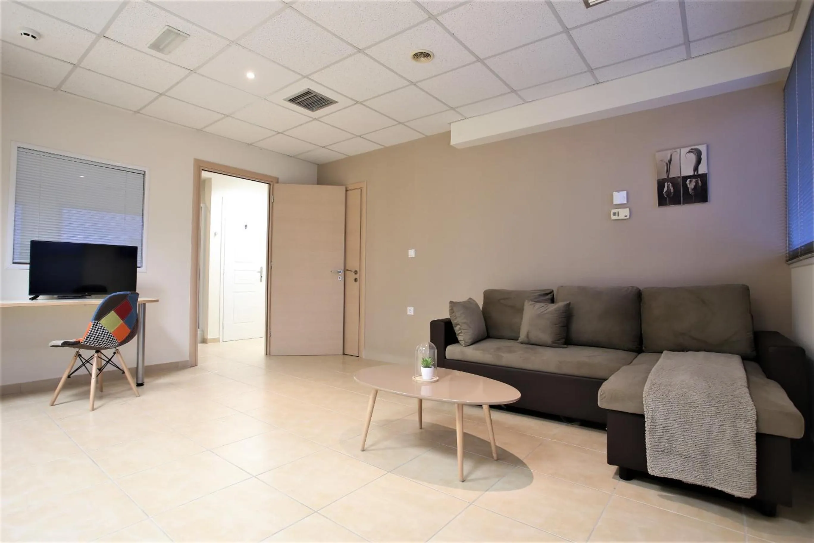 Living room in GK Airport Suites - Free Shuttle by GK Properties