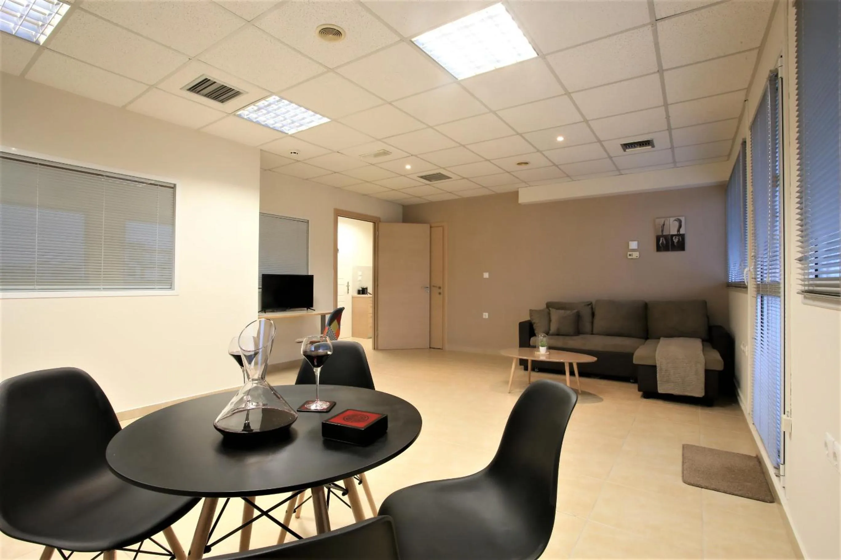 Living room in GK Airport Suites - Free Shuttle by GK Properties