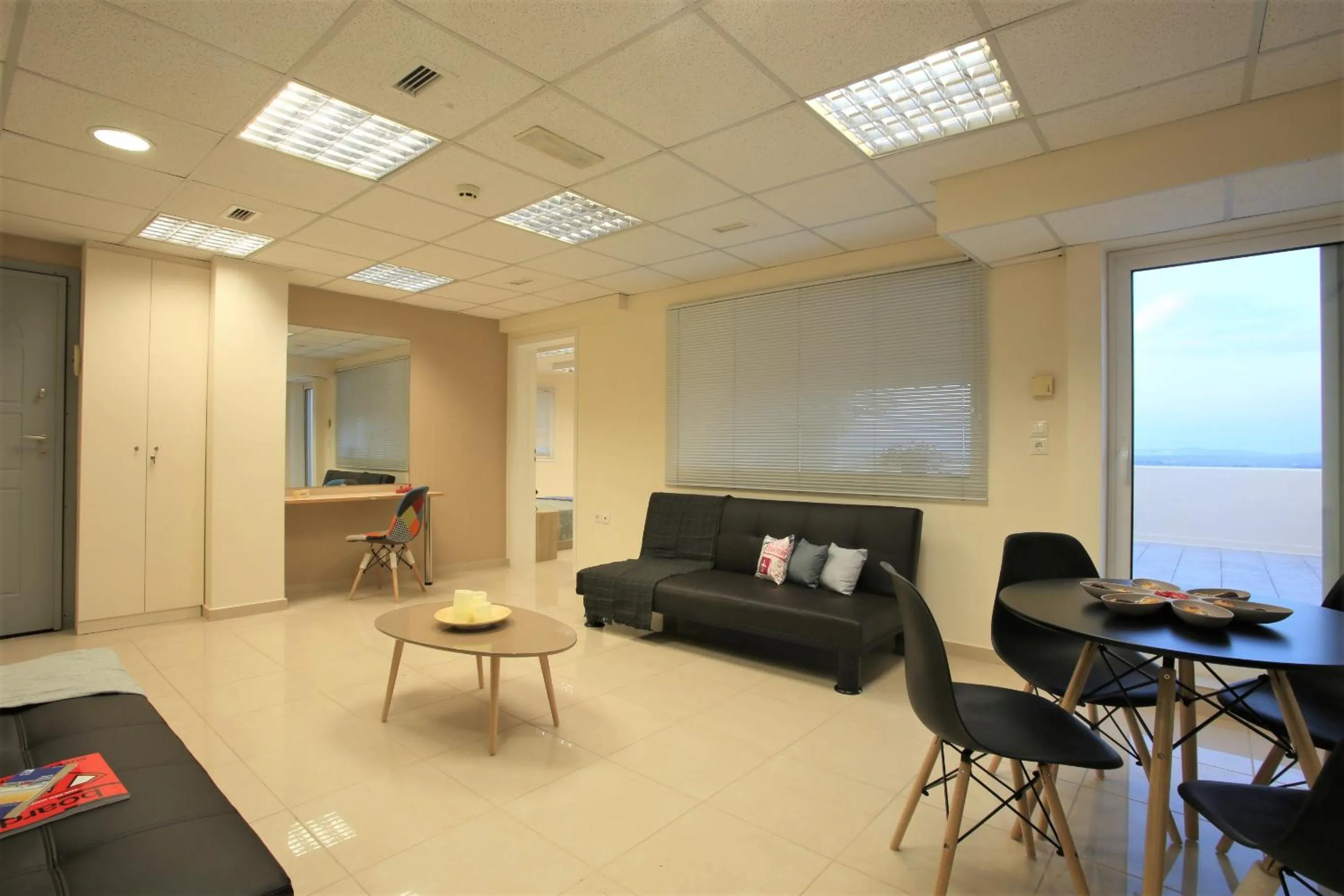 Living room in GK Airport Suites - Free Shuttle by GK Properties