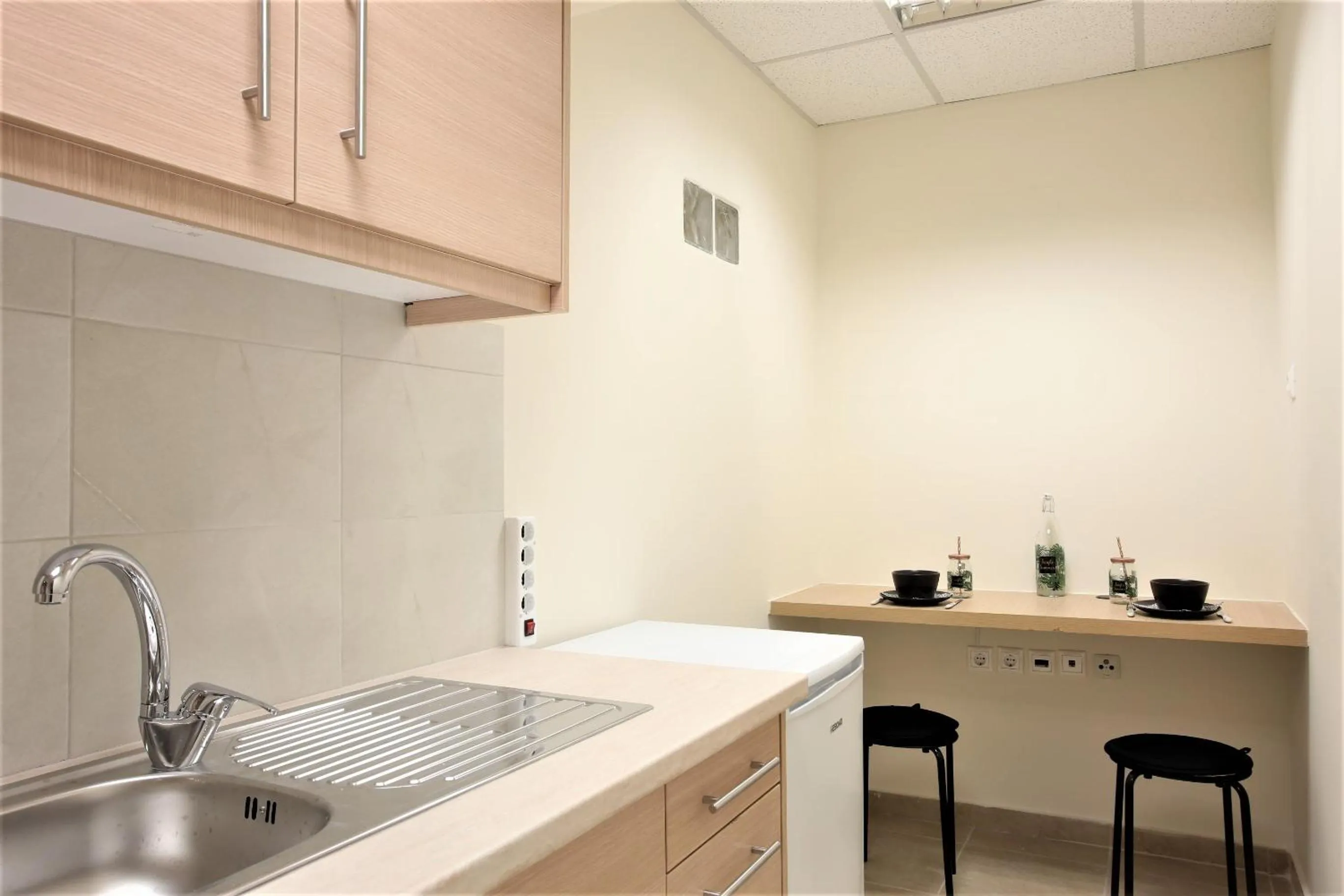 Kitchen or kitchenette in GK Airport Suites - Free Shuttle by GK Properties