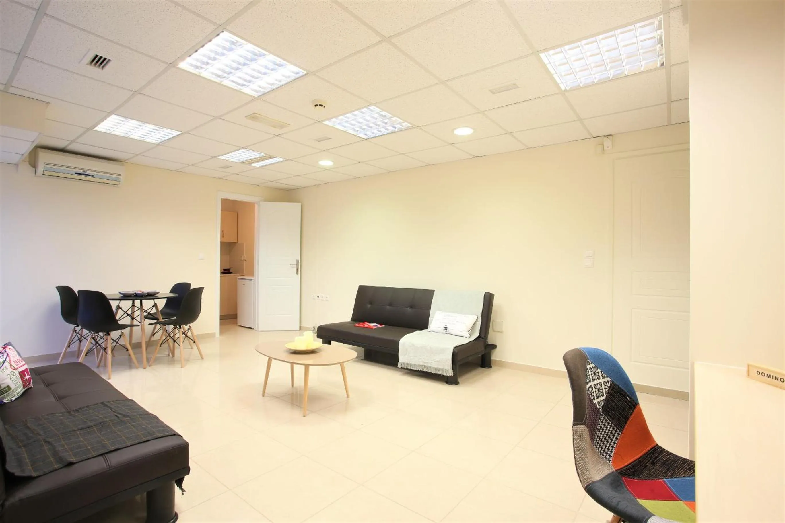 Living room in GK Airport Suites - Free Shuttle by GK Properties