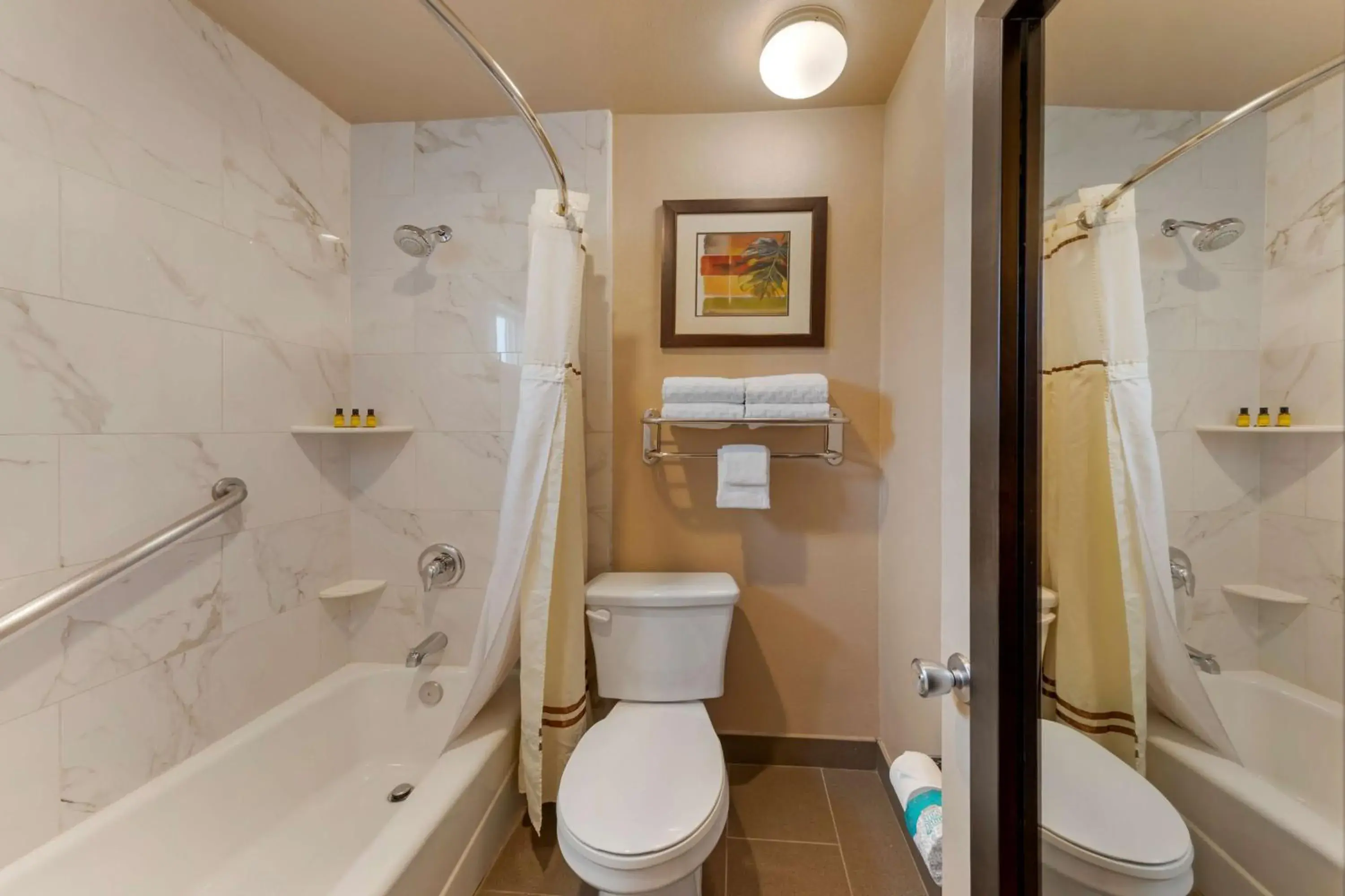 Bathroom in Best Western Plus Pavilions Bathroom in Best Western Plus Pavilions