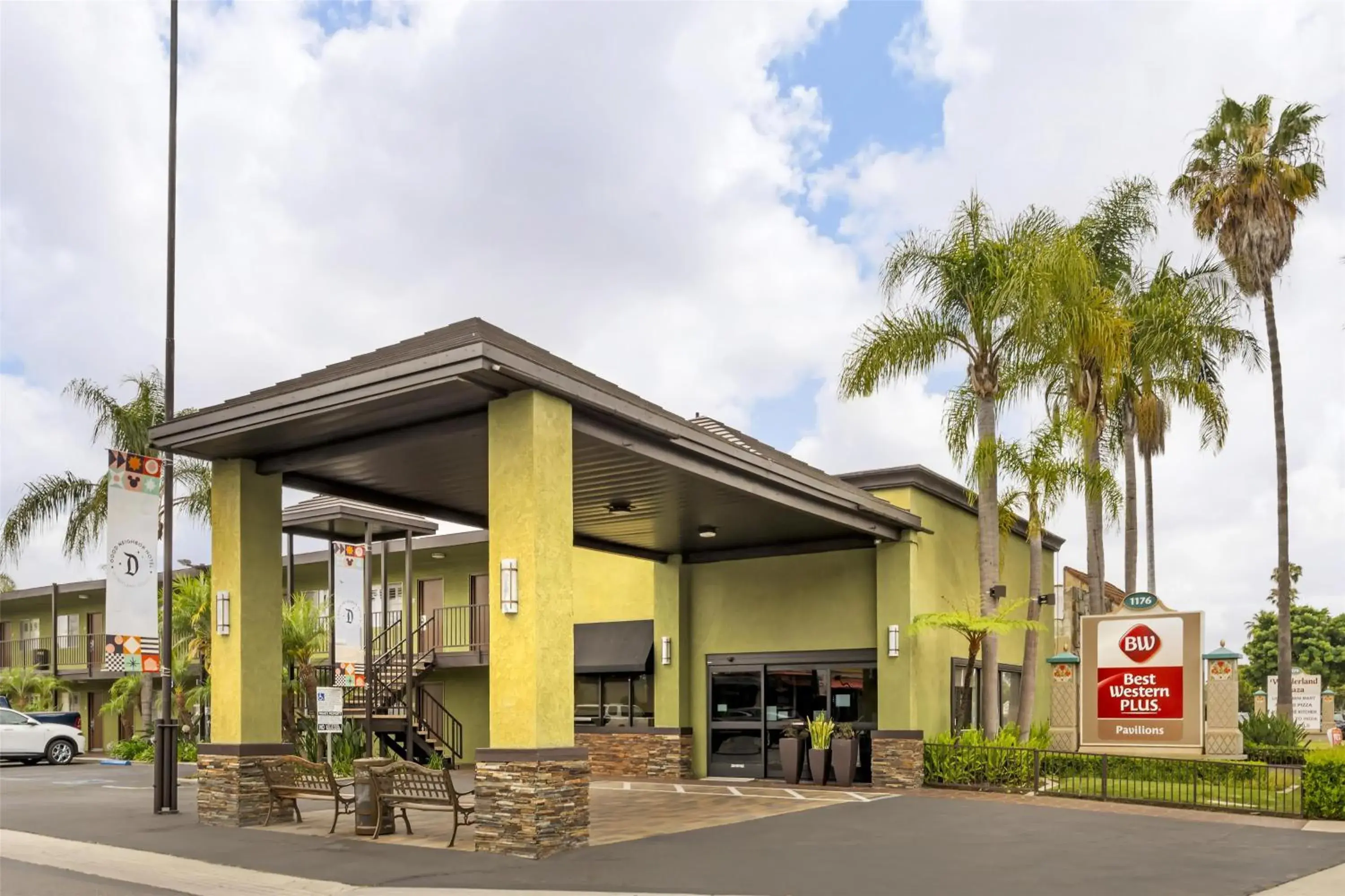 Property building in Best Western Plus Pavilions Property building in Best Western Plus Pavilions