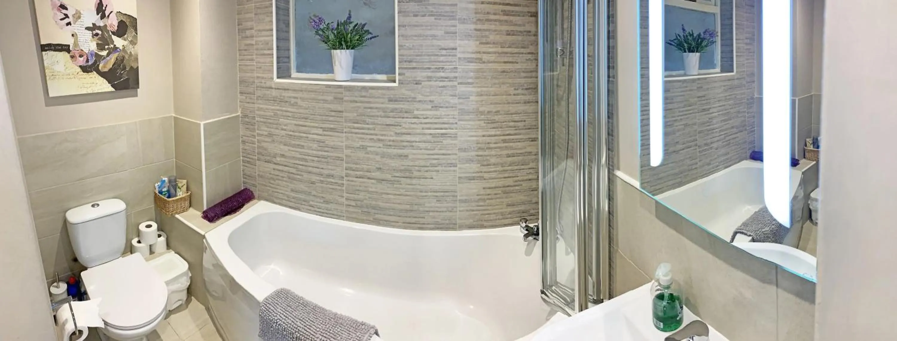 Shower in Glendower Guest Apartments