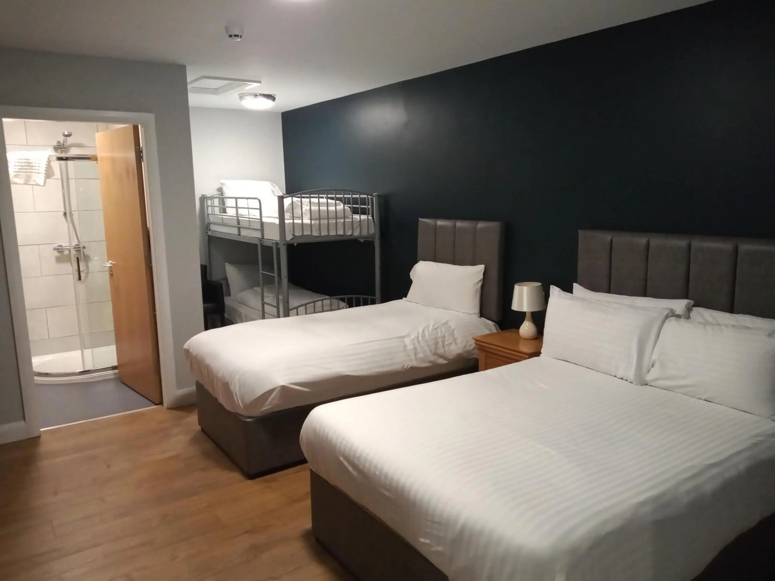 Bedroom, Bed in Standing Stones Lodge