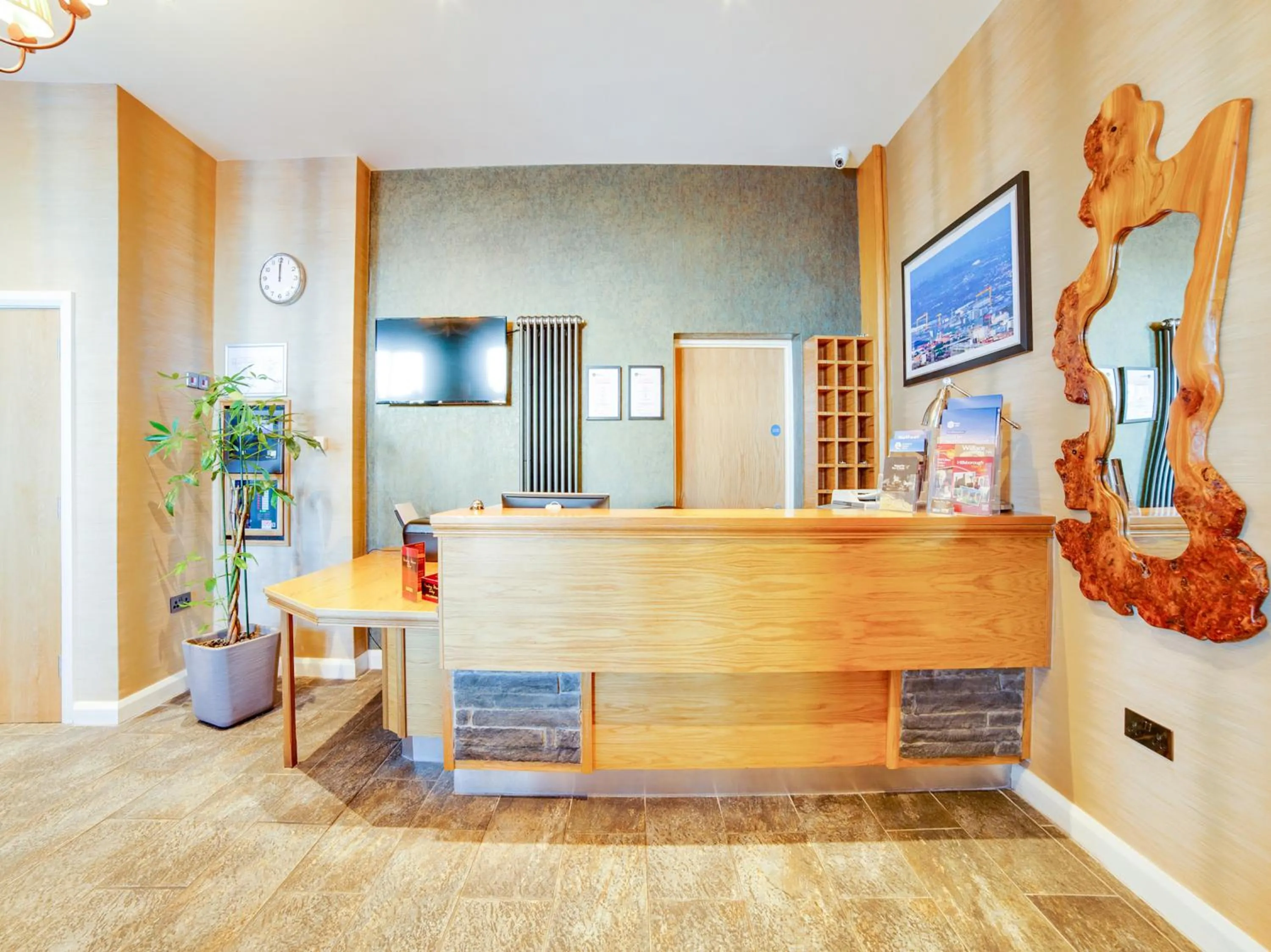 Lobby or reception in Standing Stones Lodge