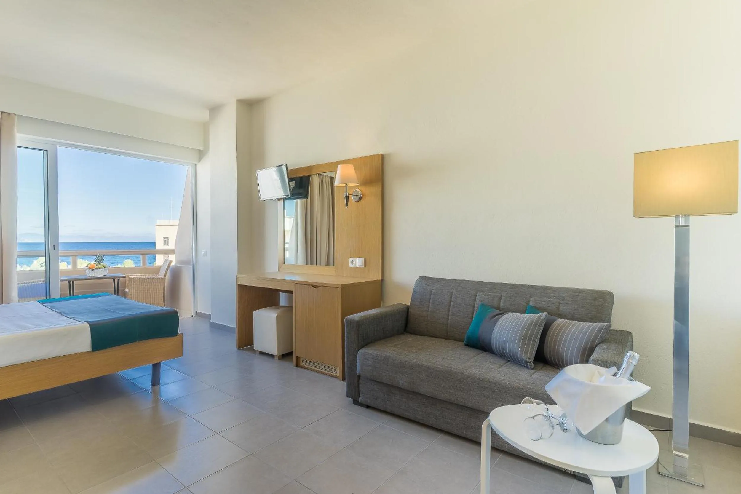 Seating area, Bed in City Center Hotel