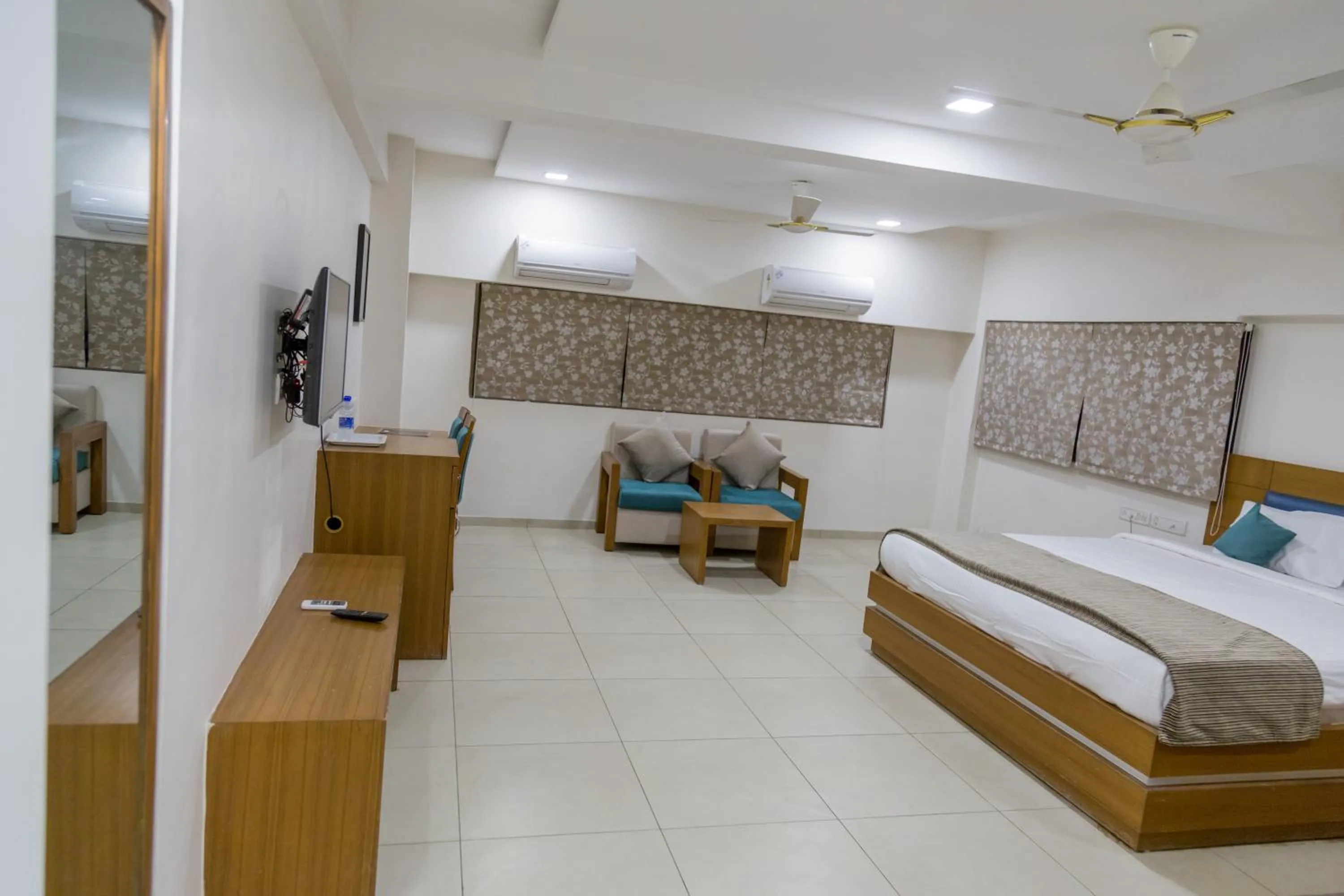 Photo of the whole room, Bed in Ginger Ahmedabad SG Road