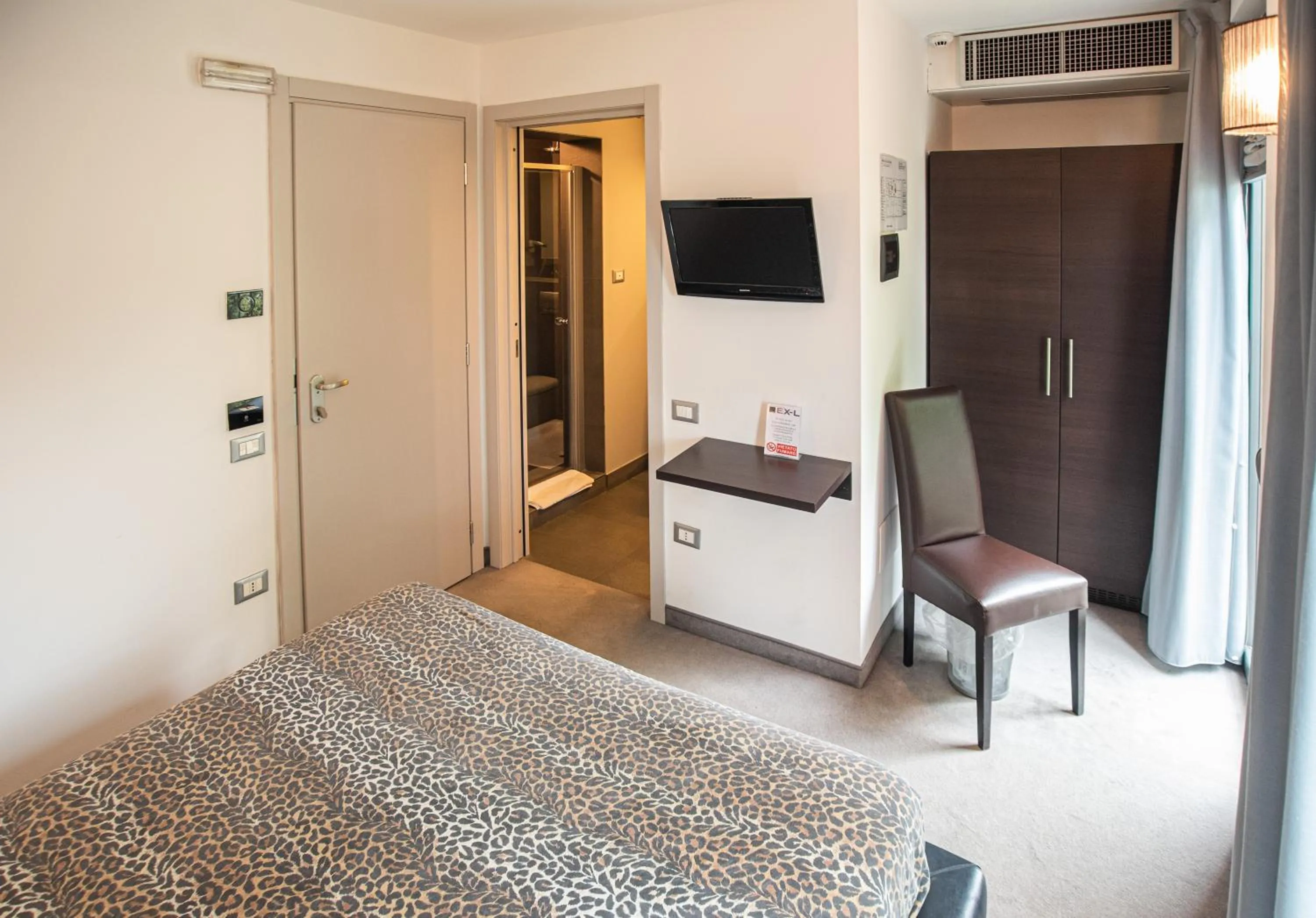 Bedroom, Bed in Ex-L