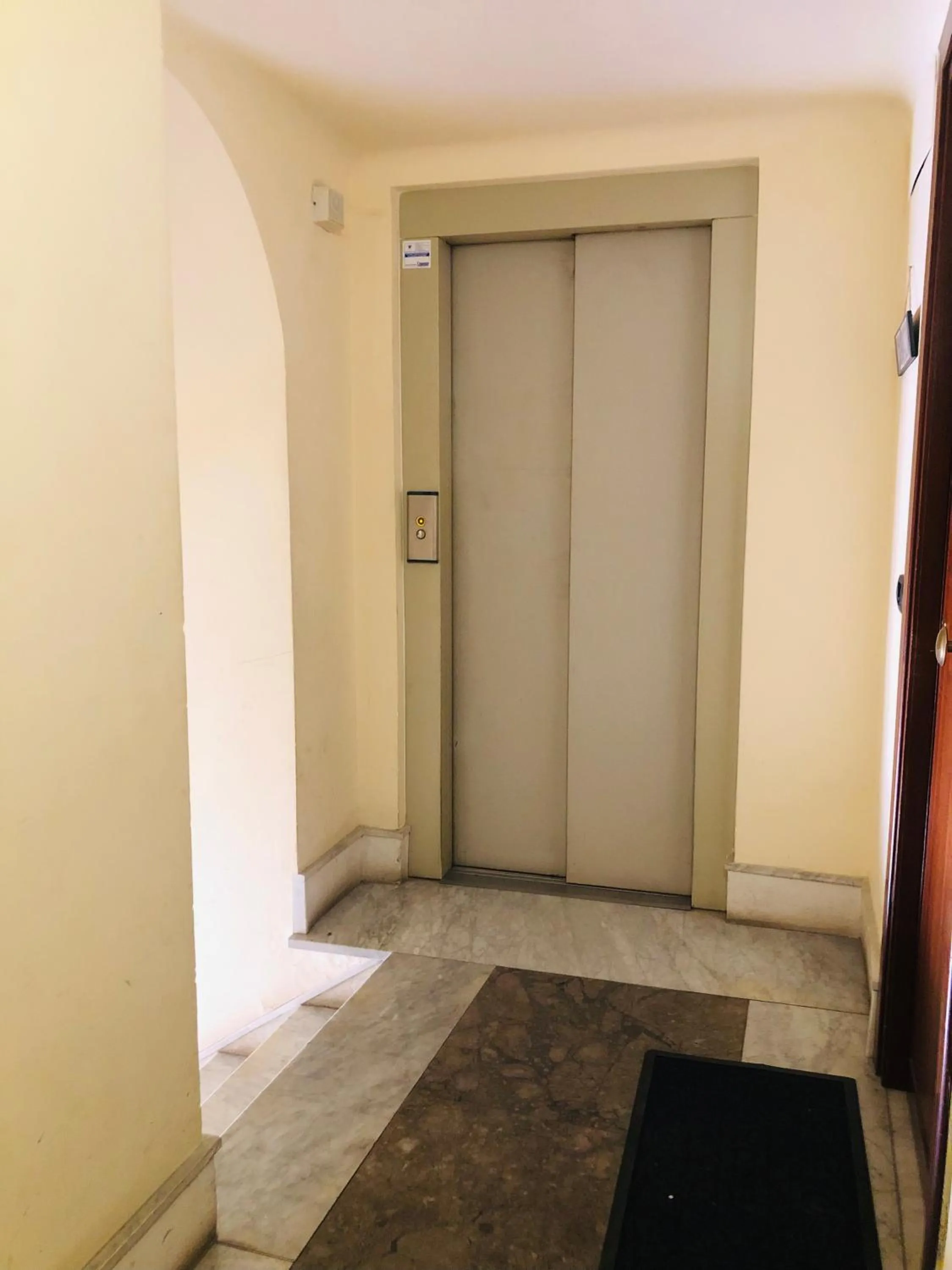 elevator in Kasa Kala Rooms & Apartments
