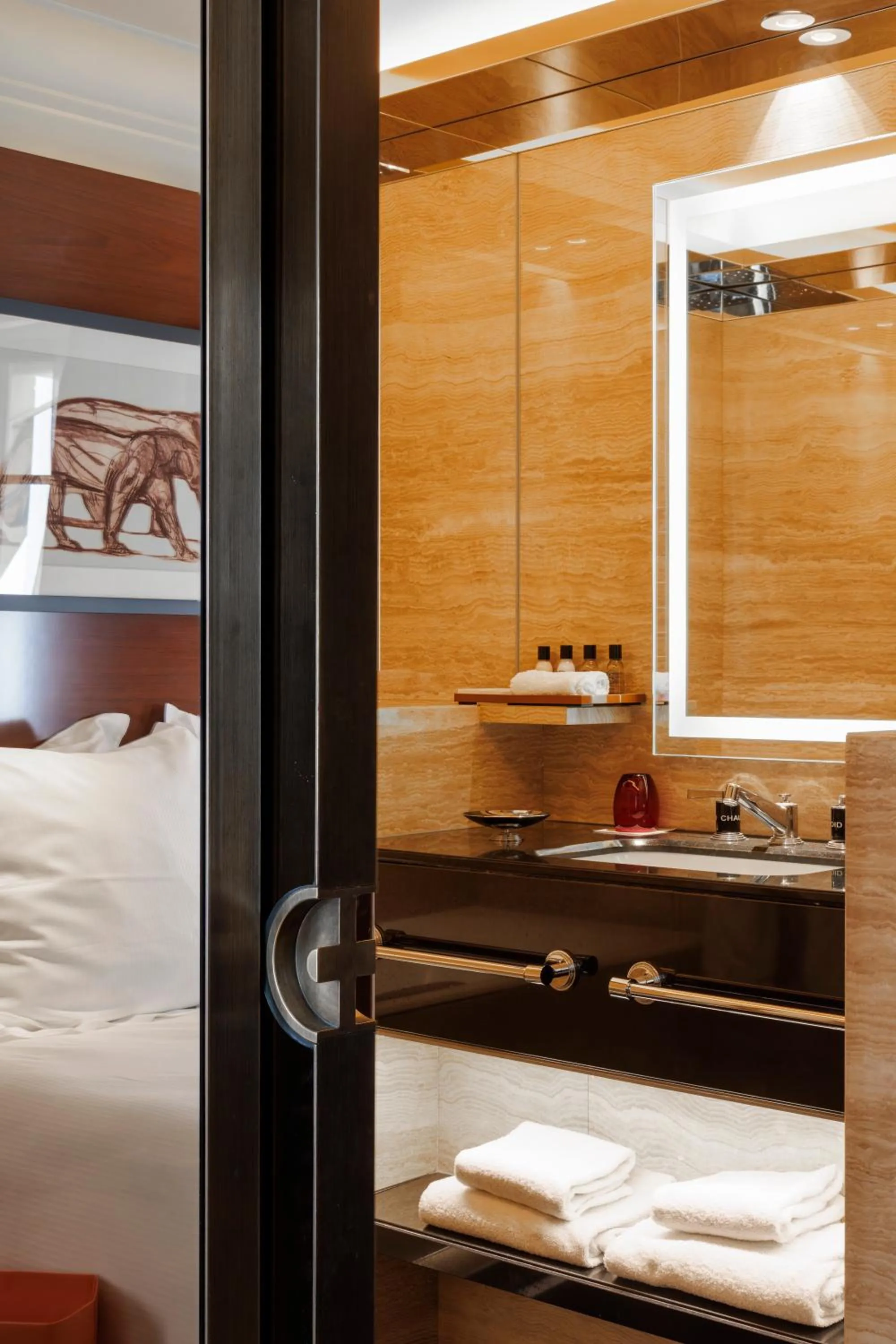 Bathroom, Bed in Hotel Montaigne