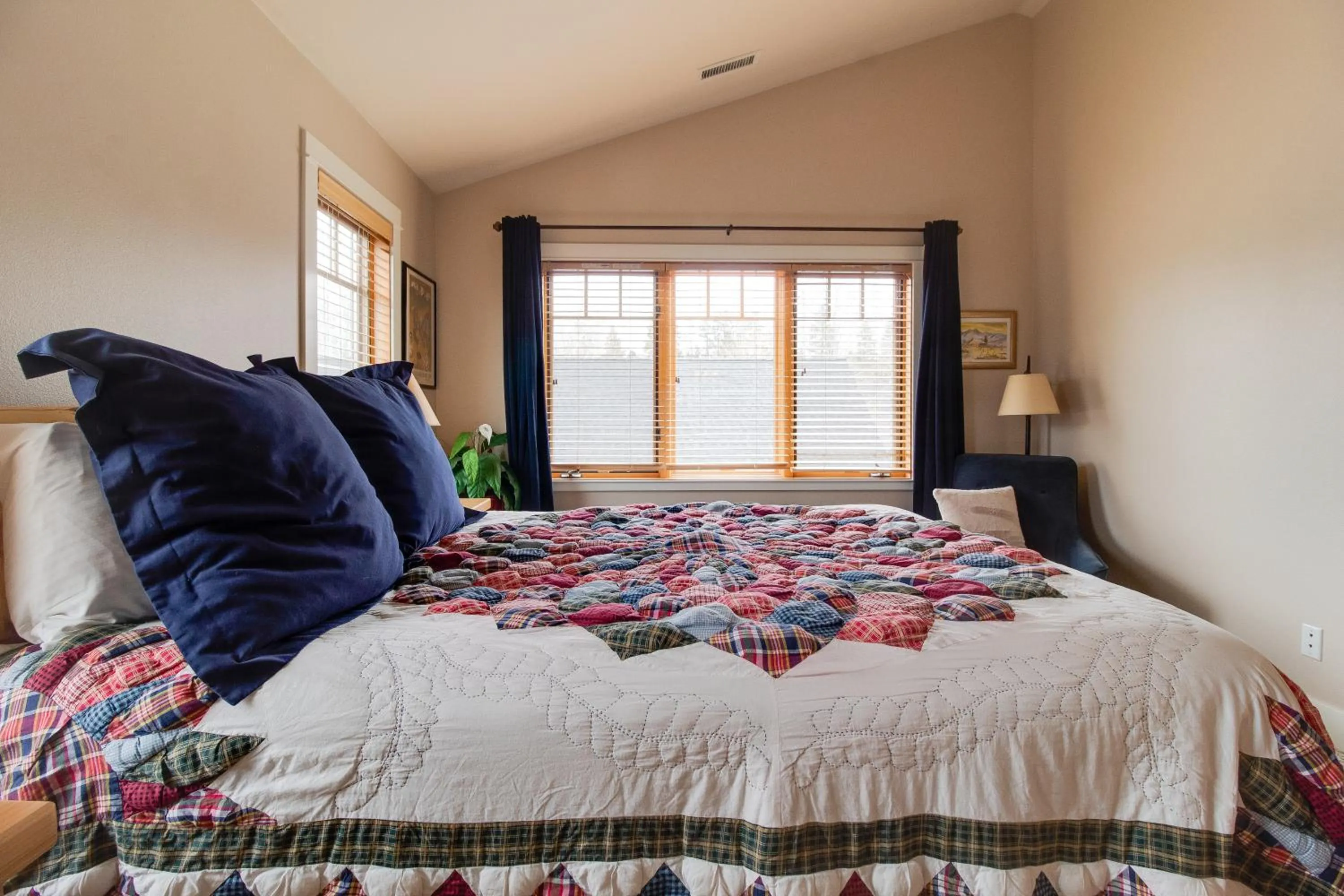 Property building, Bed in Riley`s Mountain View