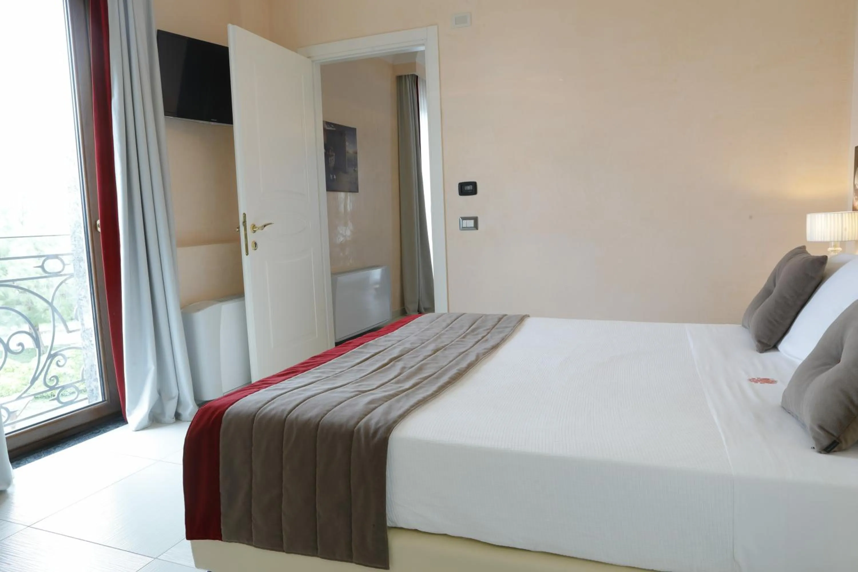 Bed in L' Araba Fenice Hotel & Resort