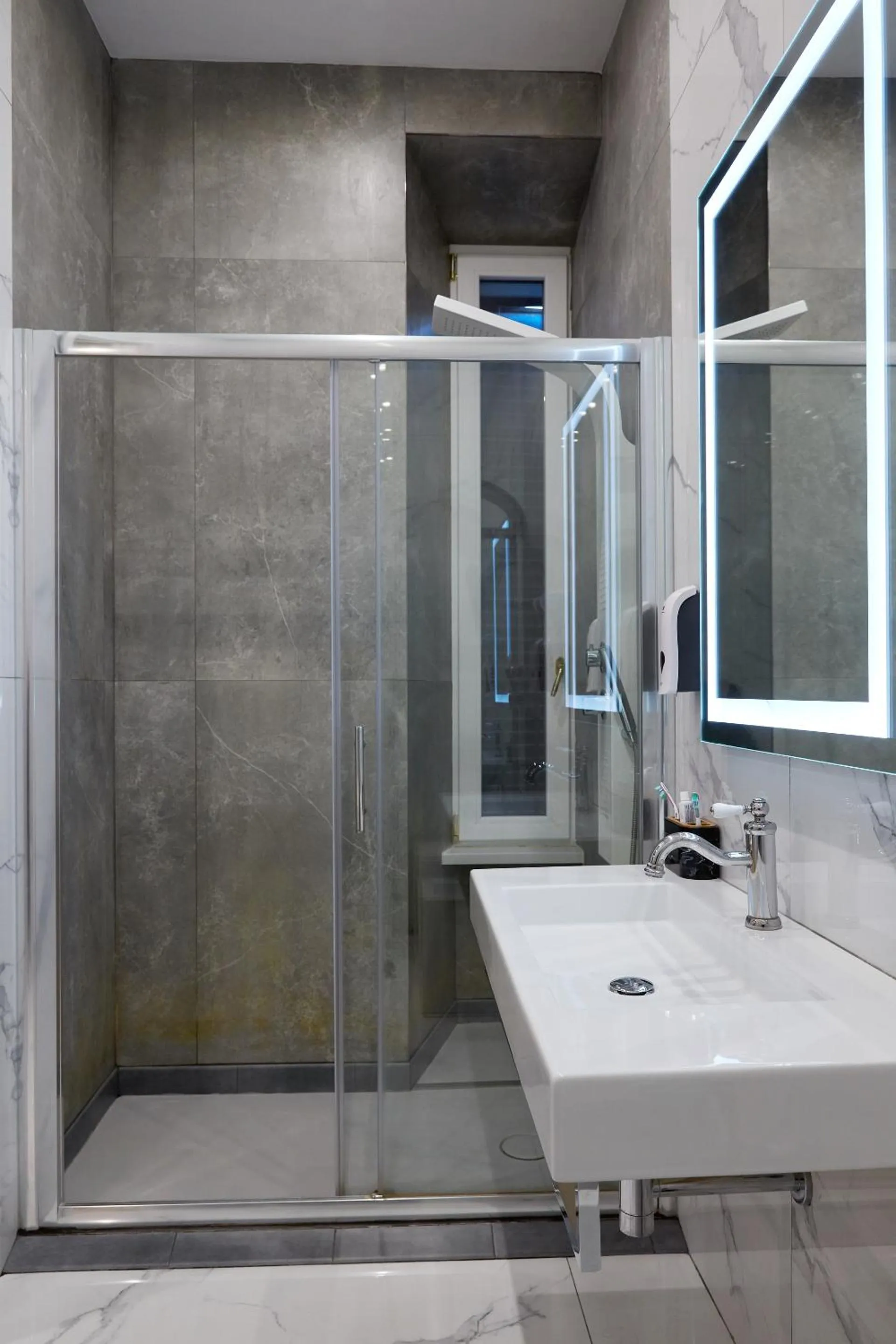 Shower in Hotel Roma Vaticano