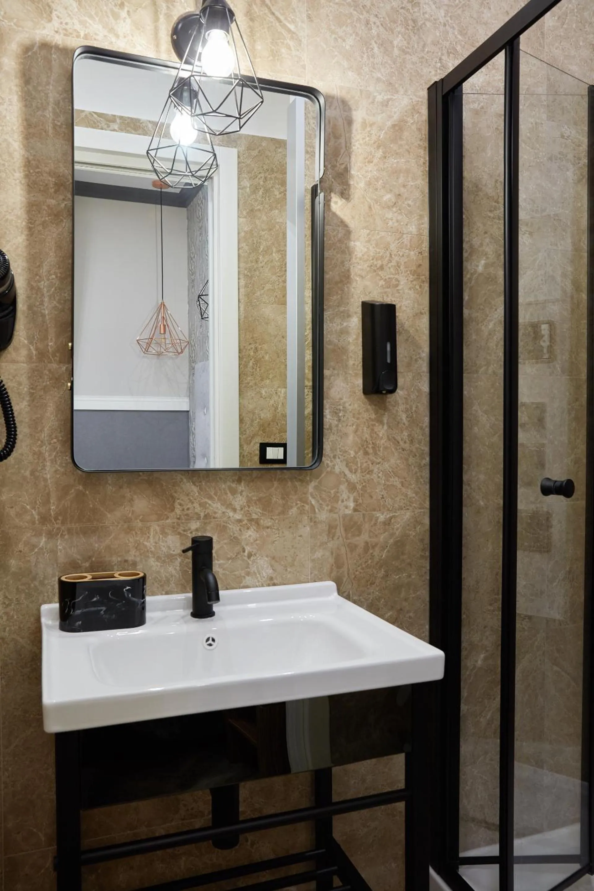 Shower in Hotel Roma Vaticano