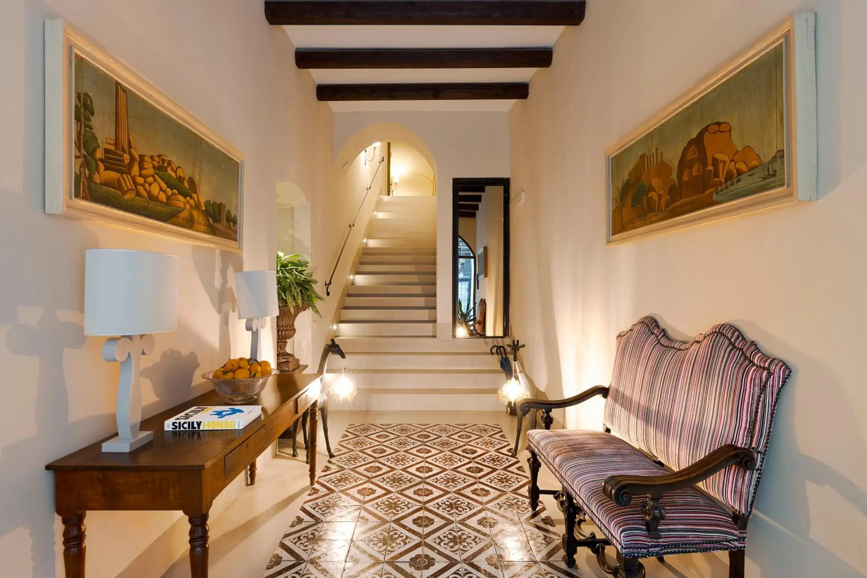 Lobby or reception in Palazzo Arone dei Baroni di Valentino Lobby or reception in Palazzo Arone dei Baroni di Valentino