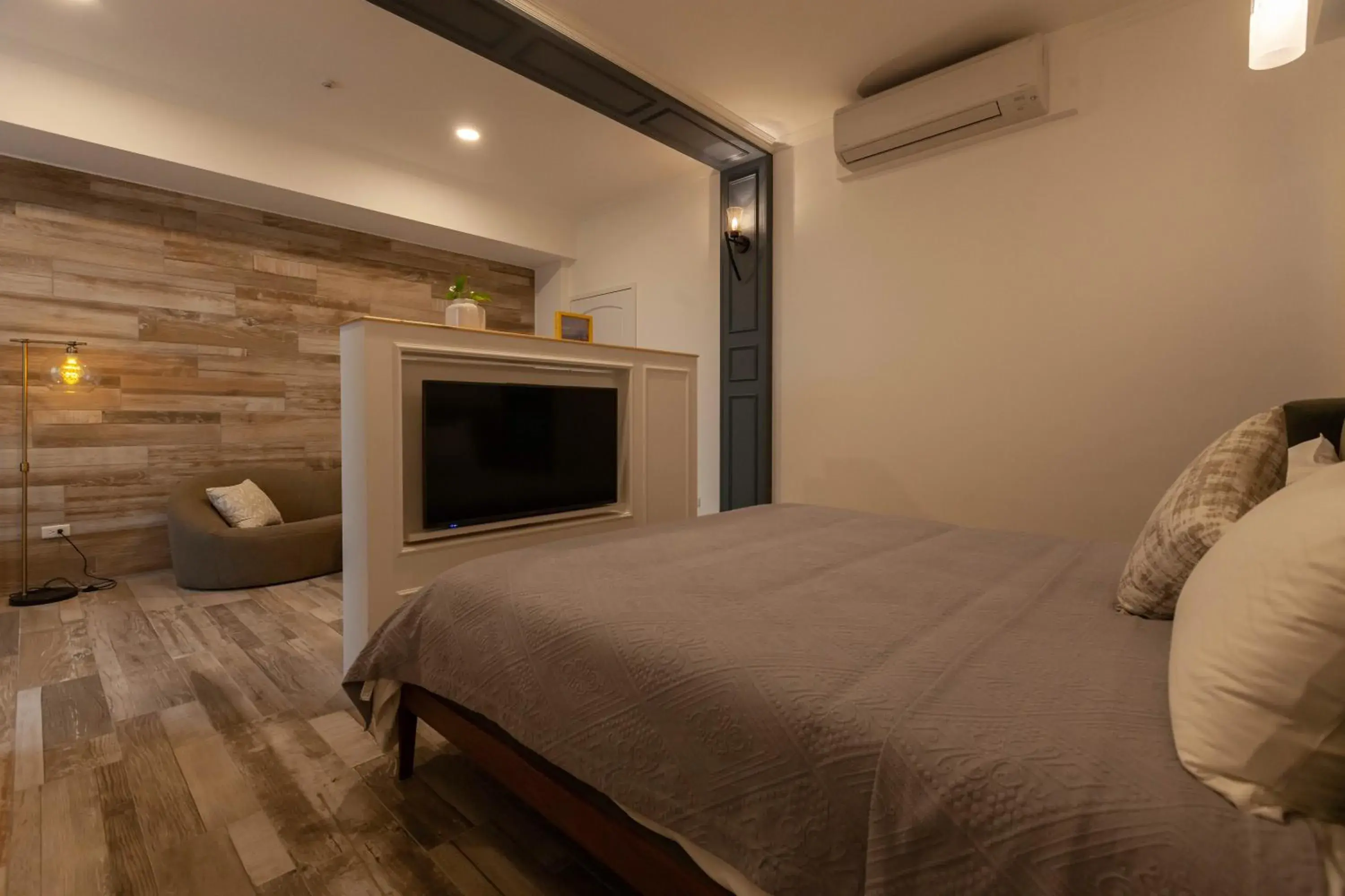 Bed in Rambling Snail Bed in Rambling Snail