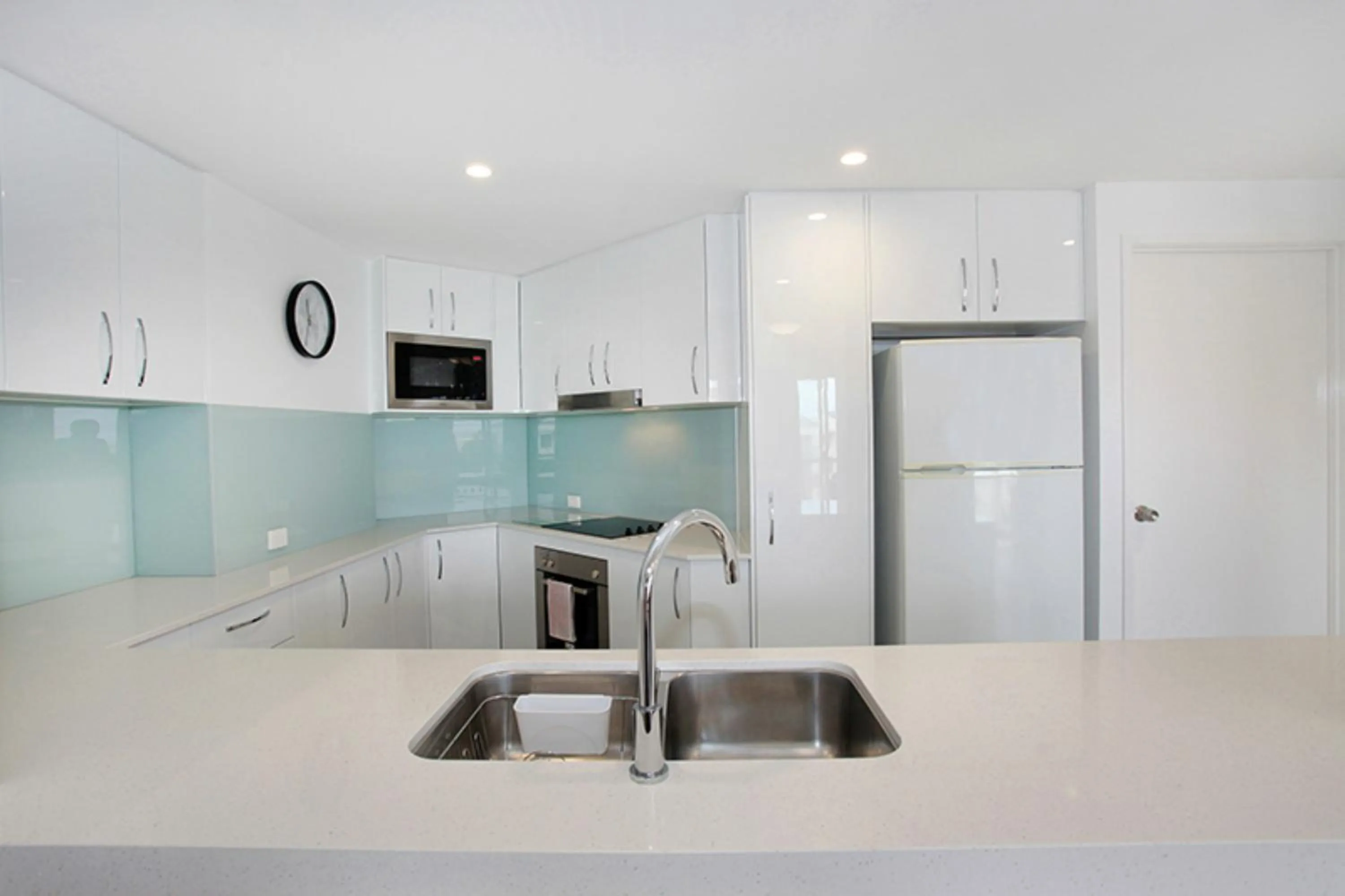 Kitchen or kitchenette in Kings Way Apartments