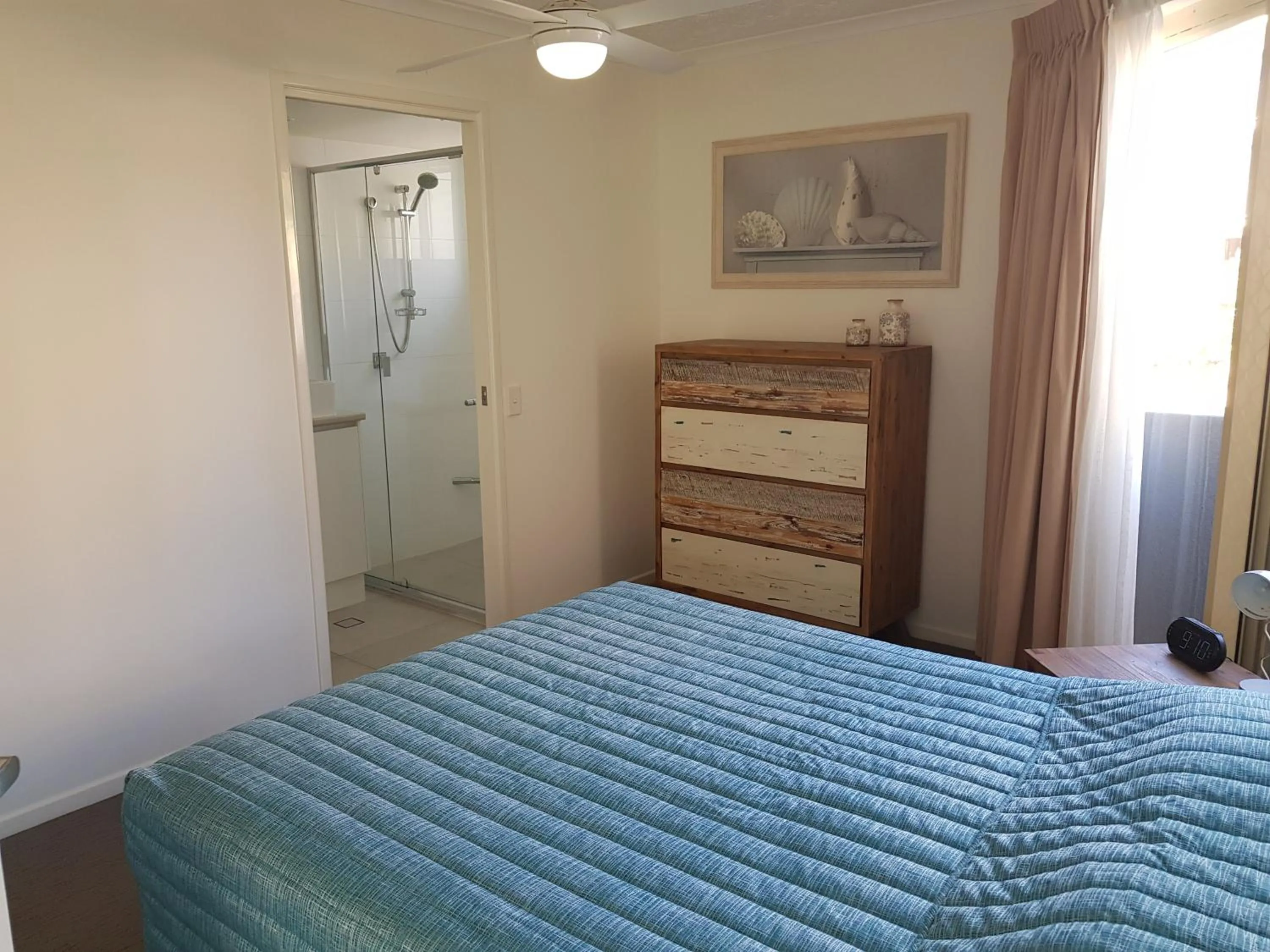 Bedroom, Bed in Kings Way Apartments