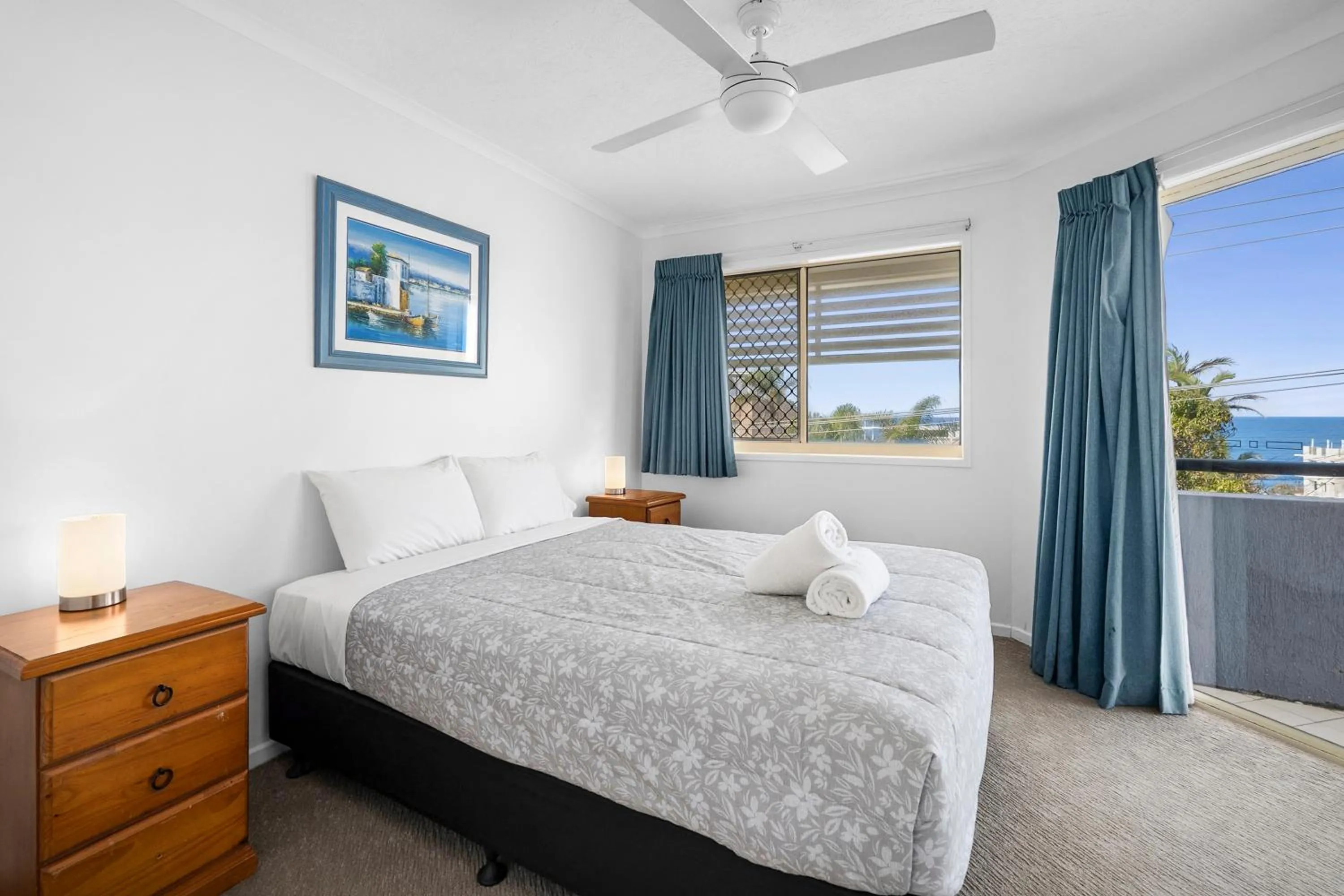 Bedroom, Bed in Kings Way Apartments