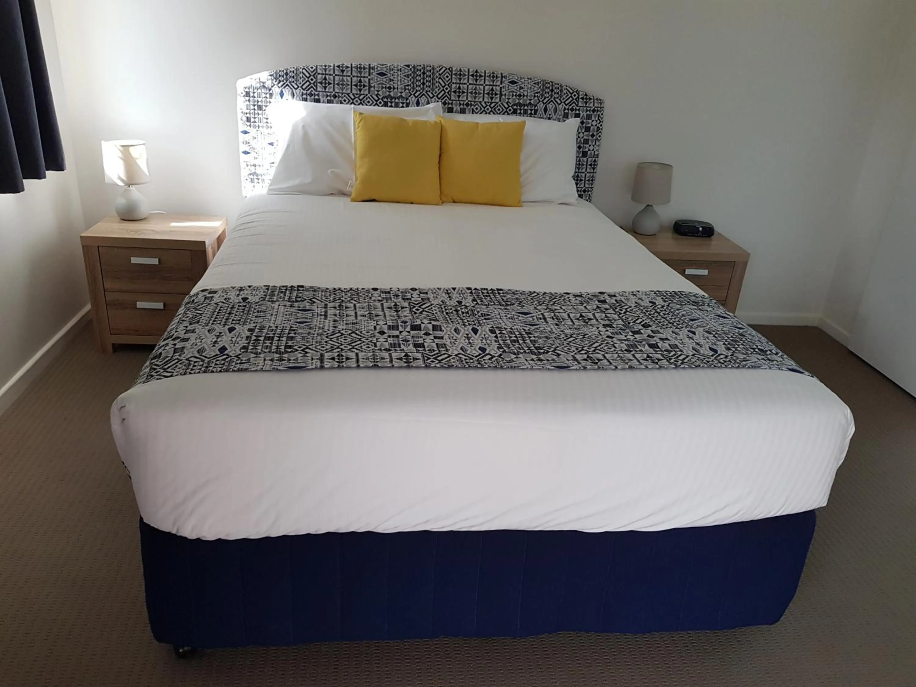 Bedroom, Bed in Kings Way Apartments