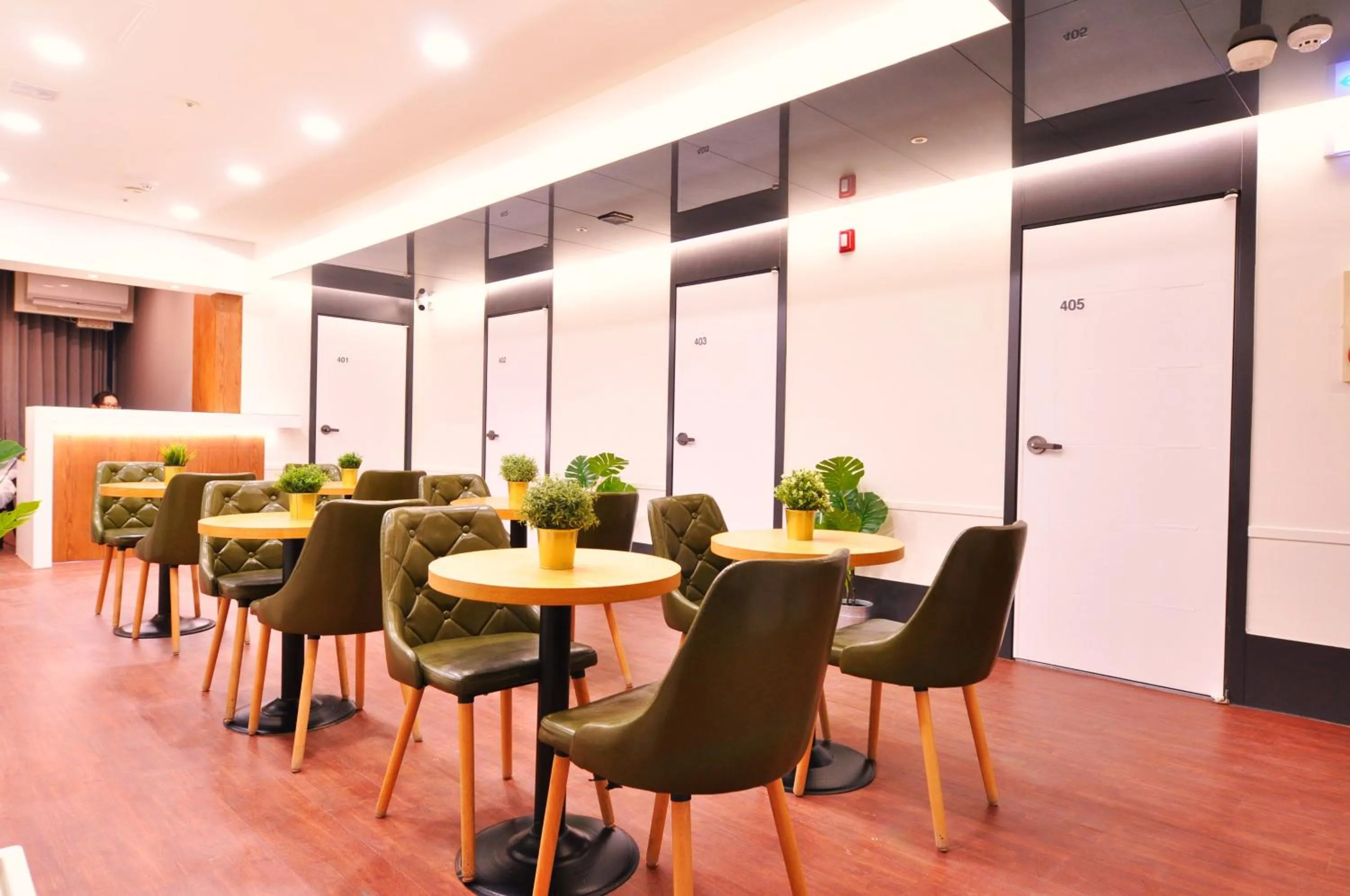 Communal lounge/ TV room in OYO Hostel Myeongdong 3