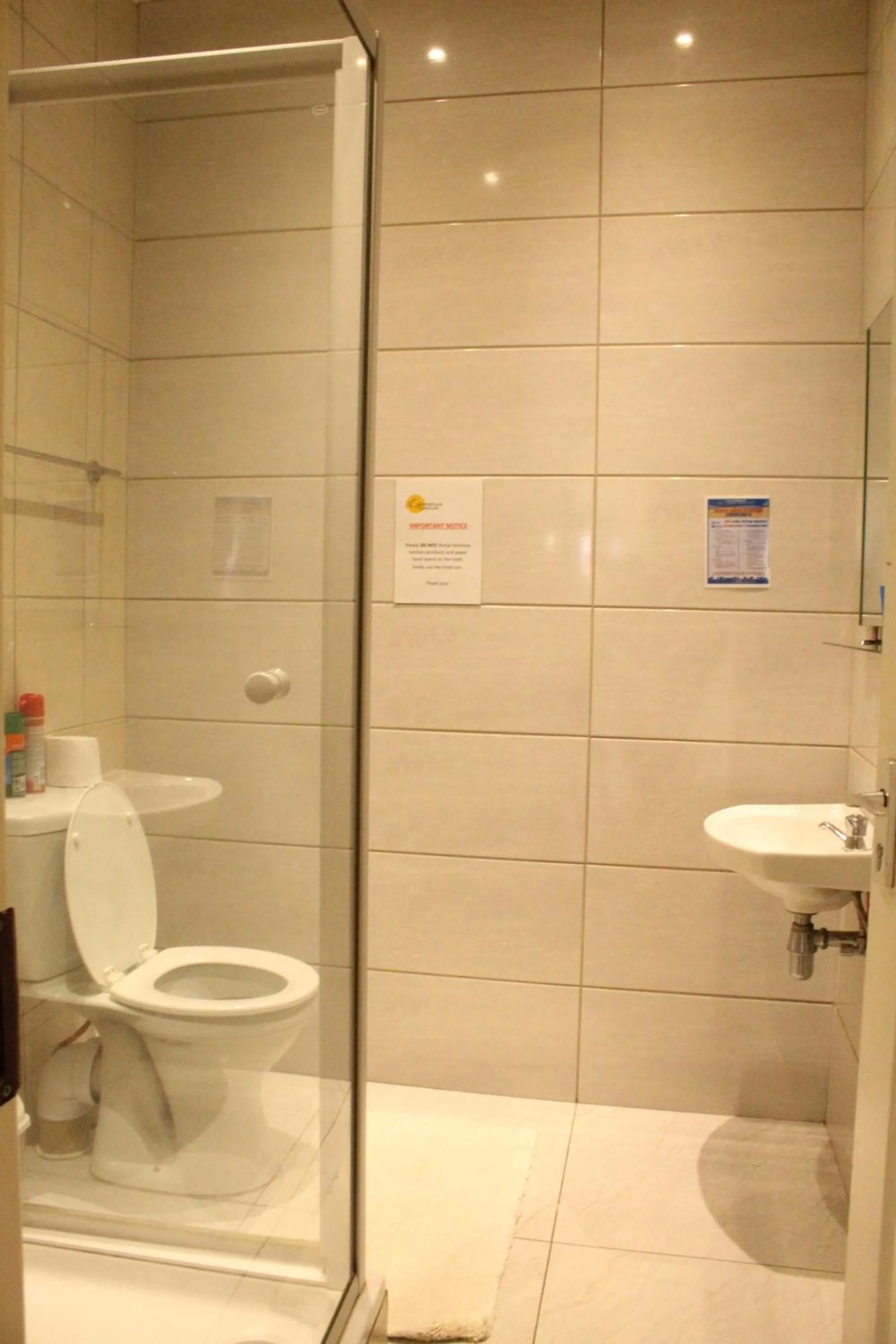Shower in Esperanca Guesthouse