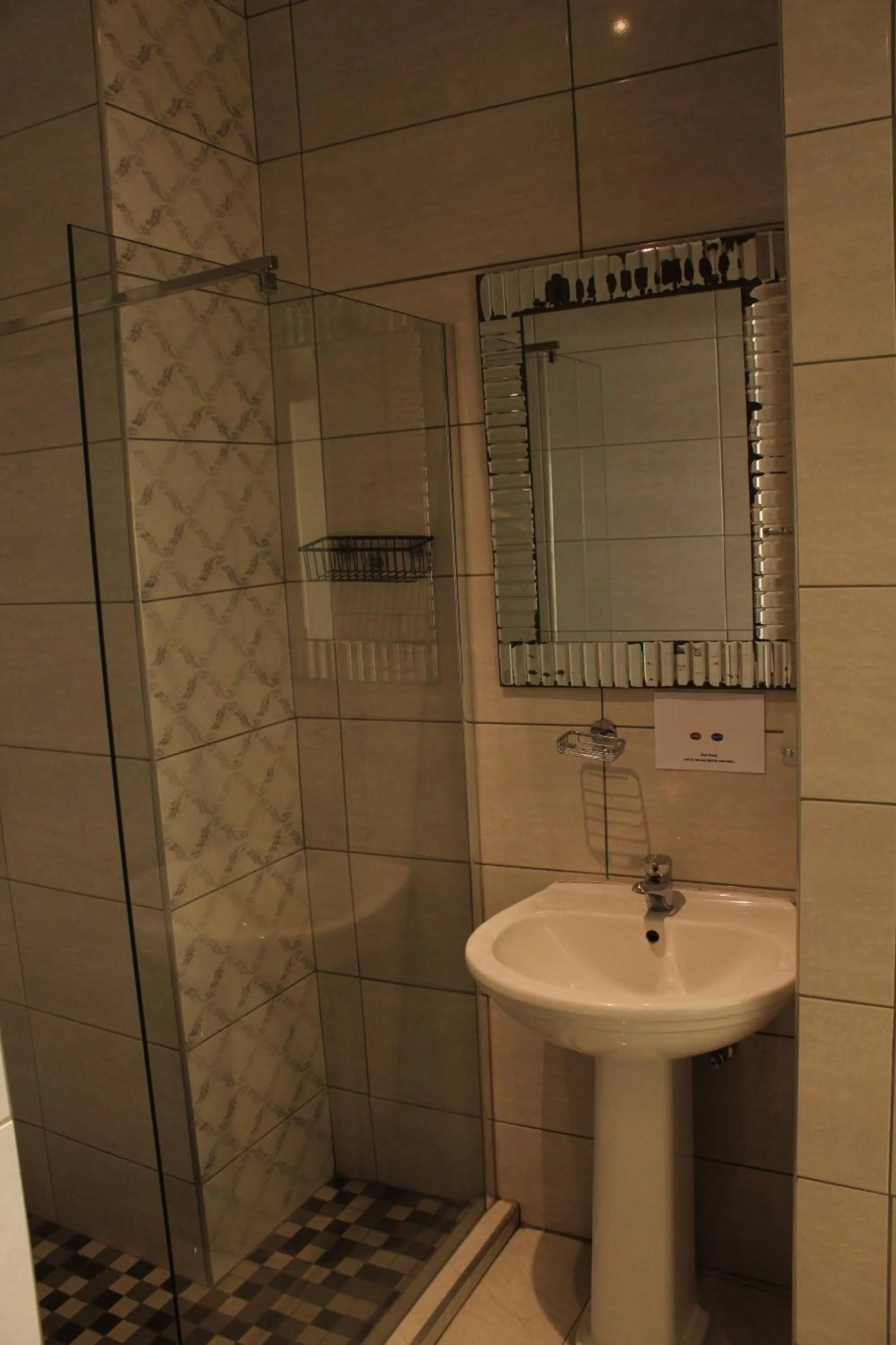 Shower in Esperanca Guesthouse