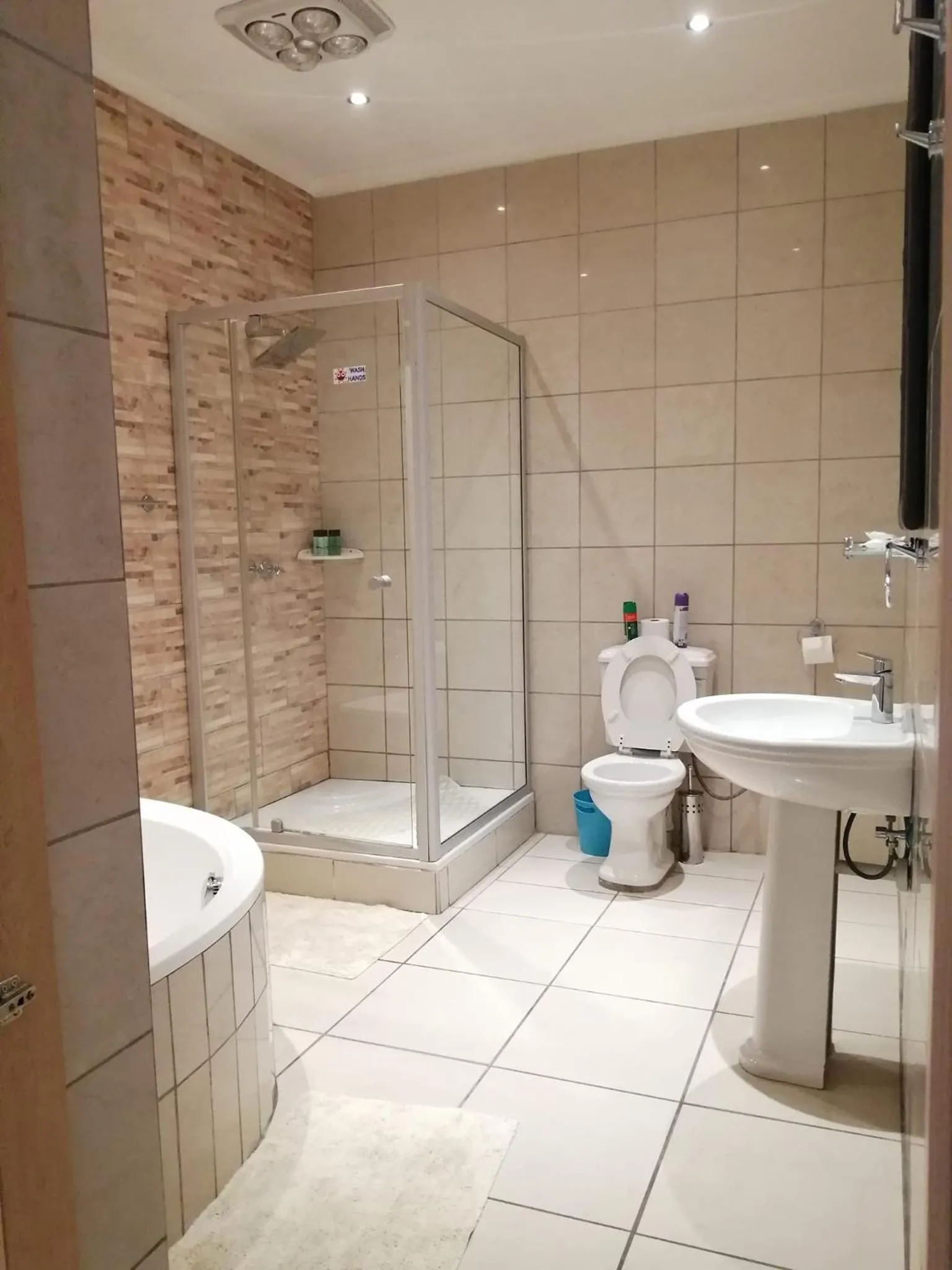 Shower in Esperanca Guesthouse