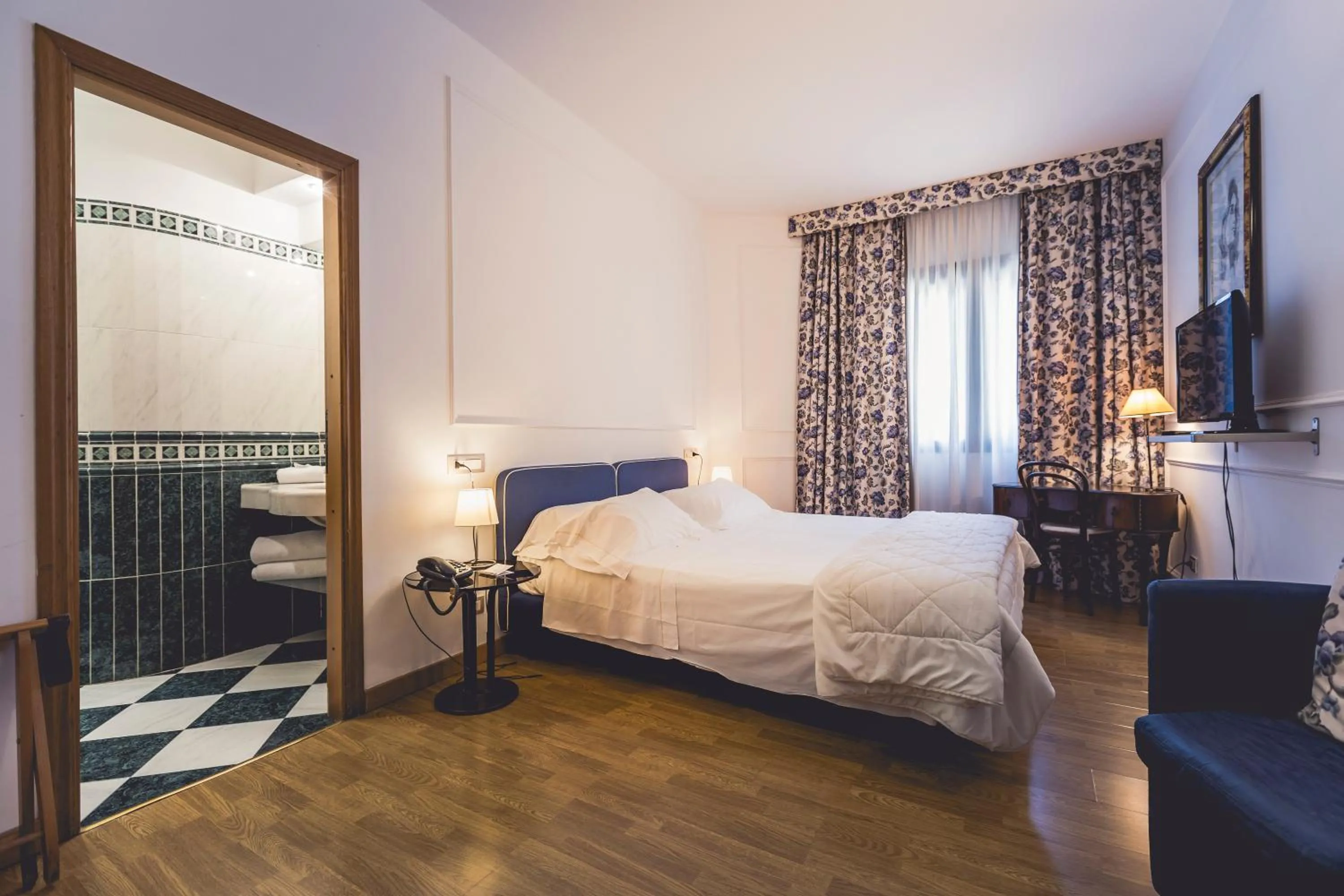 Bedroom, Bed in Hotel Tosco Romagnolo