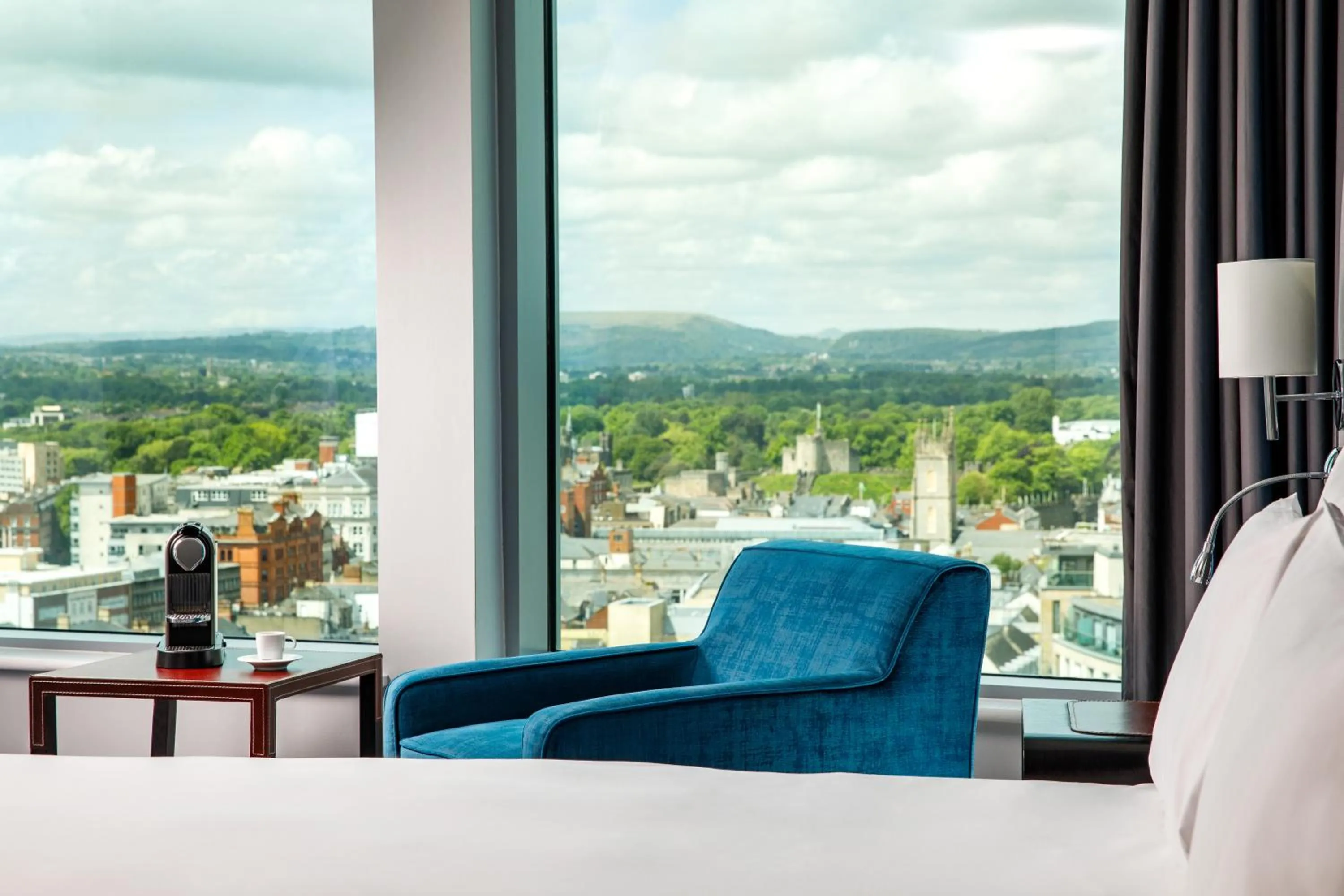 View (from property/room), Bed in Radisson Blu Hotel, Cardiff