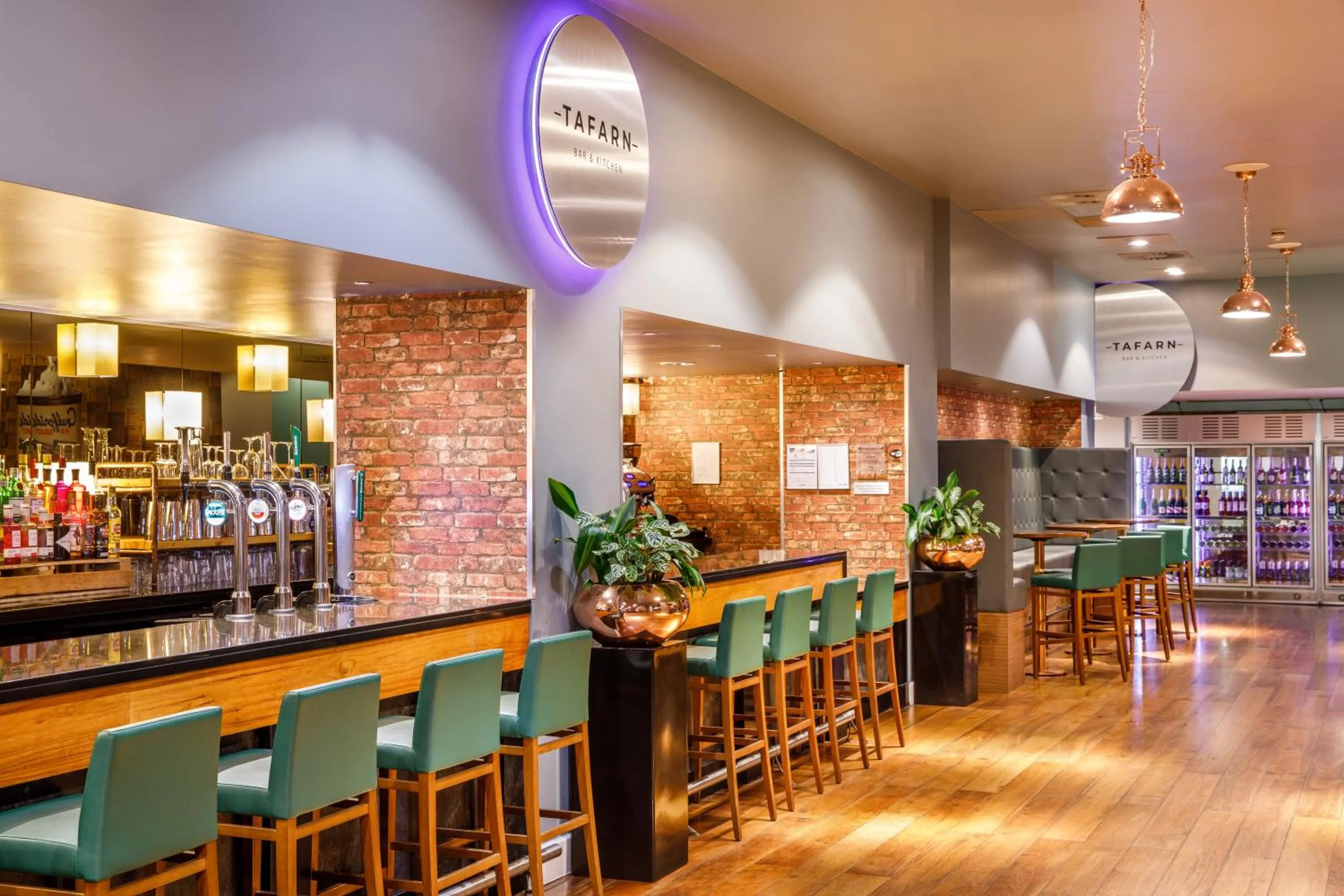 Lounge or bar in Radisson Blu Hotel, Cardiff