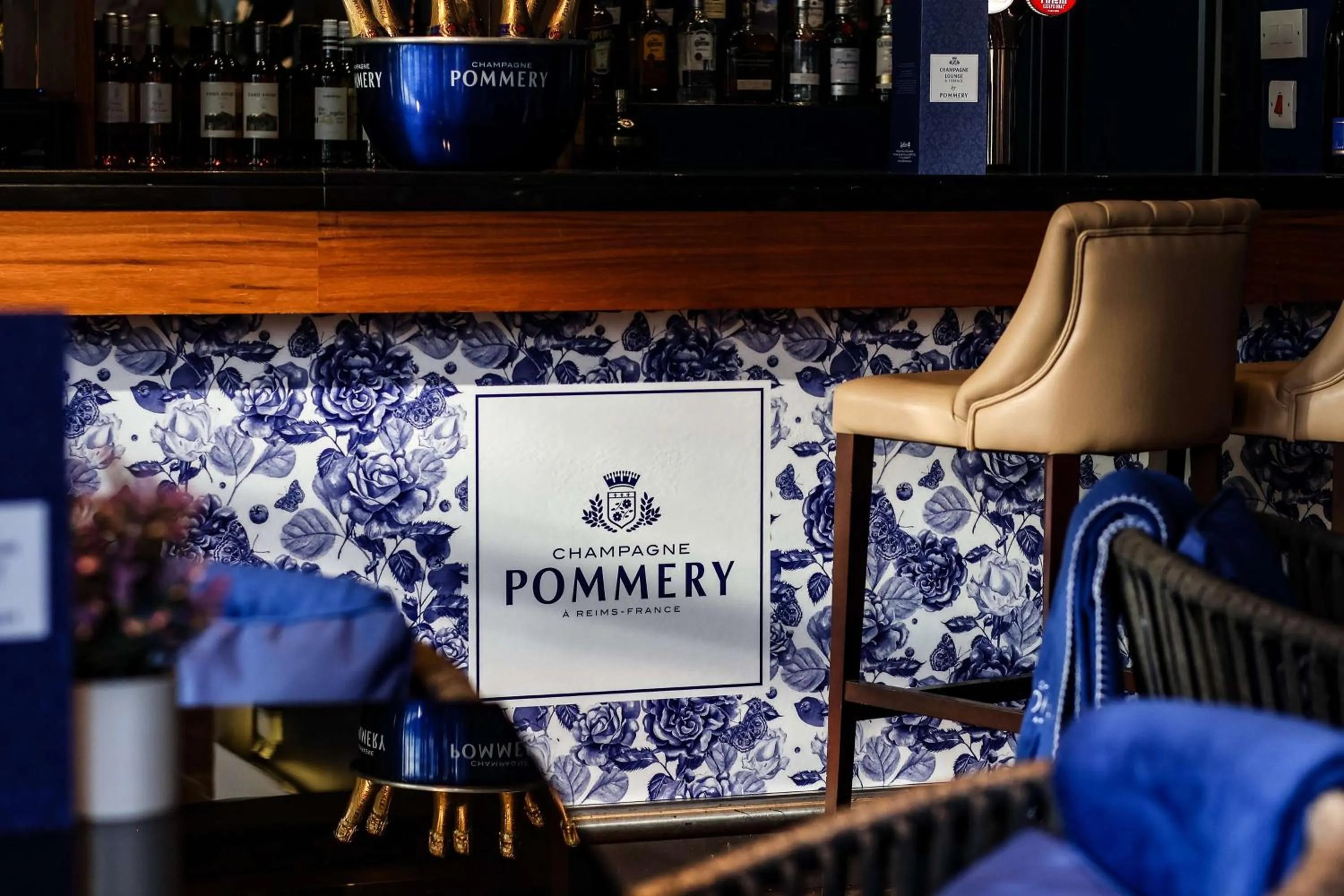 Lounge or bar in Radisson Blu Hotel, Cardiff