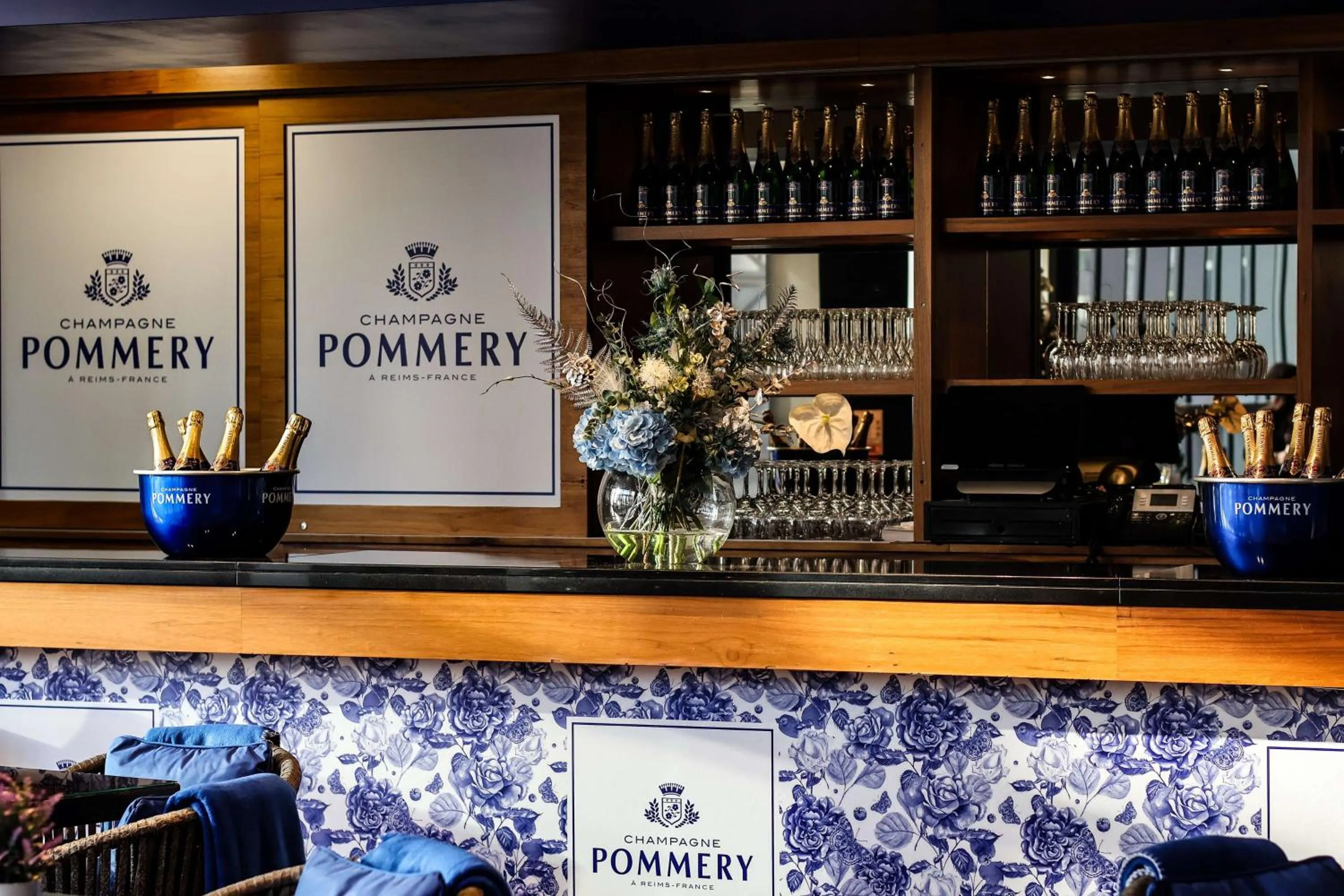 Lounge or bar in Radisson Blu Hotel, Cardiff